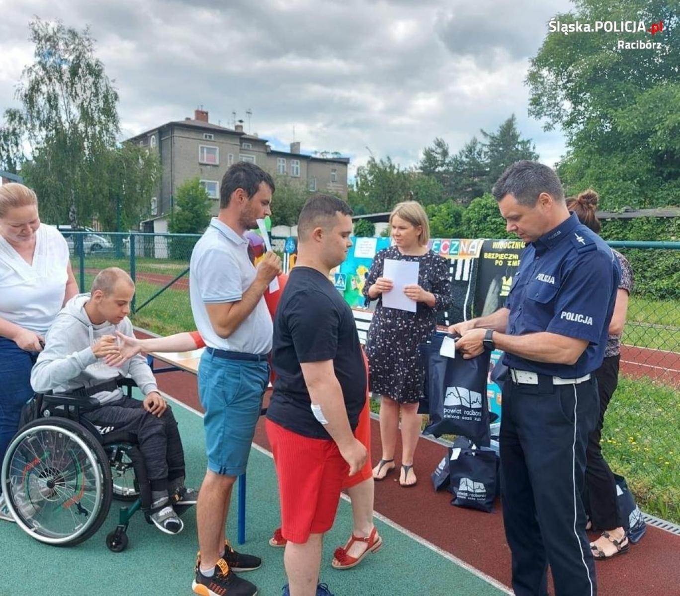 Zdjęcie w galerii na portalu naszraciborz.pl: Finaliści konkursu plastycznego nagrodzeni wiadomości z regionu