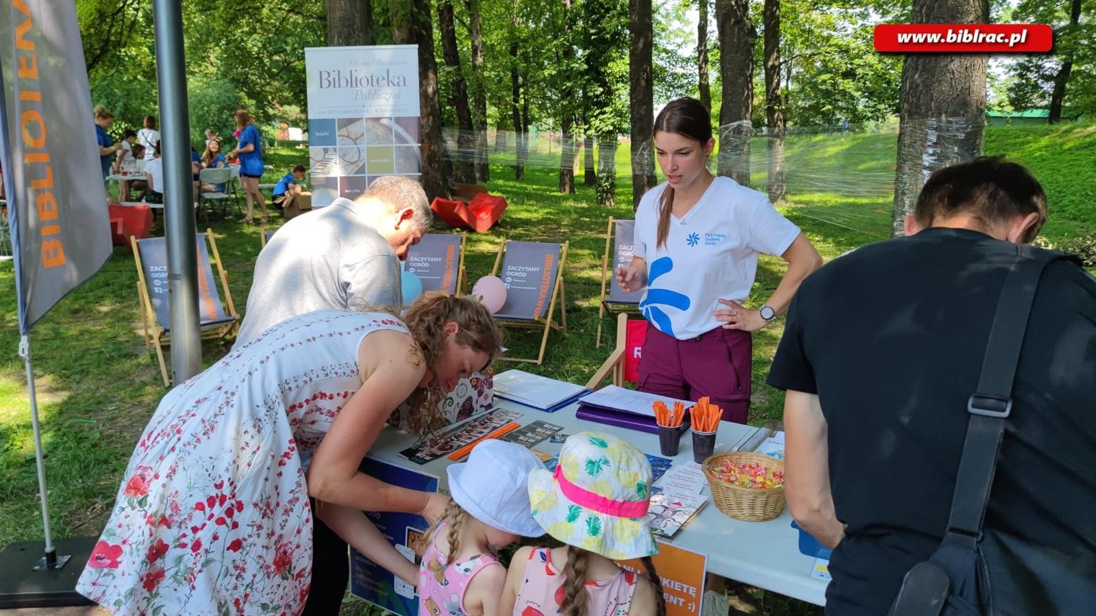 Zdjęcie w galerii na portalu naszraciborz.pl: Oprócz chęci do pływania, mamy pociąg do czytania! wiadomości z regionu
