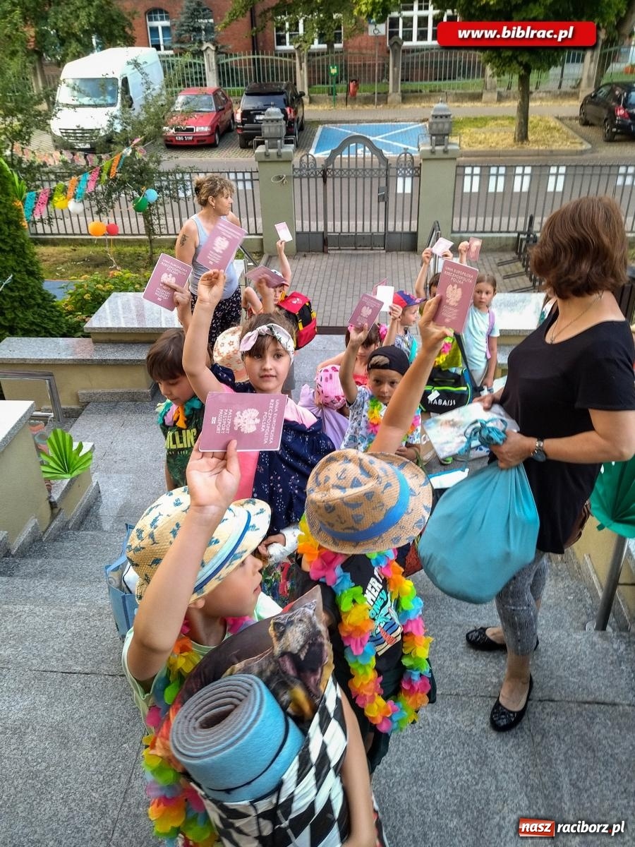 Zdjęcie w galerii na portalu naszraciborz.pl: Na początek wakacji… Hawaje w bibliotece! wiadomości z regionu