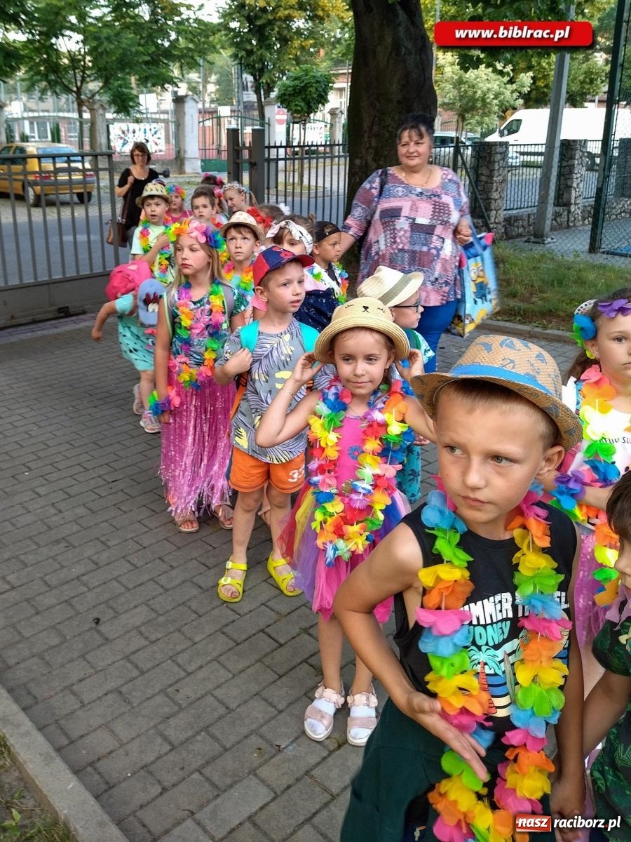 Zdjęcie w galerii na portalu naszraciborz.pl: Na początek wakacji… Hawaje w bibliotece! wiadomości z regionu