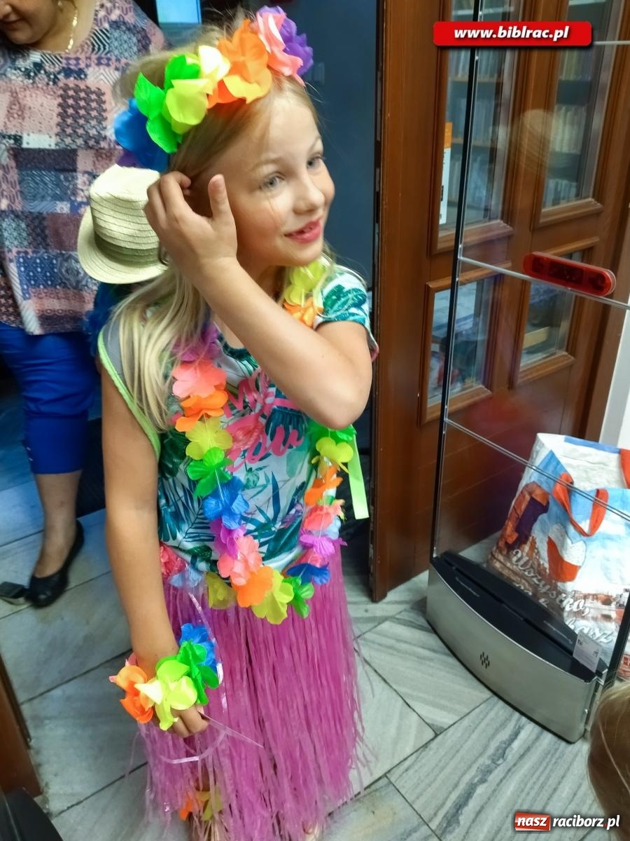 Zdjęcie w galerii na portalu naszraciborz.pl: Na początek wakacji… Hawaje w bibliotece! wiadomości z regionu