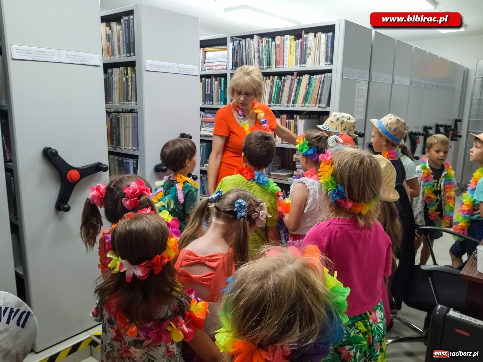 Zdjęcie w galerii na portalu naszraciborz.pl: Na początek wakacji… Hawaje w bibliotece! wiadomości z regionu
