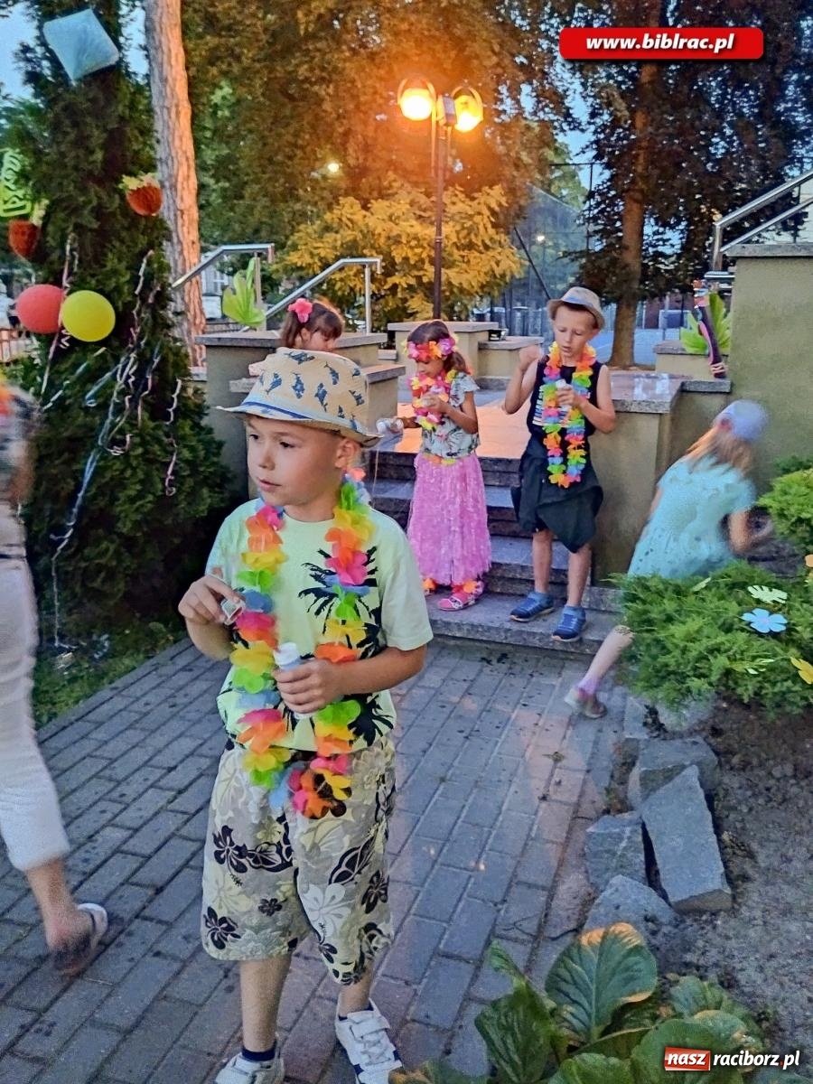 Zdjęcie w galerii na portalu naszraciborz.pl: Na początek wakacji… Hawaje w bibliotece! wiadomości z regionu