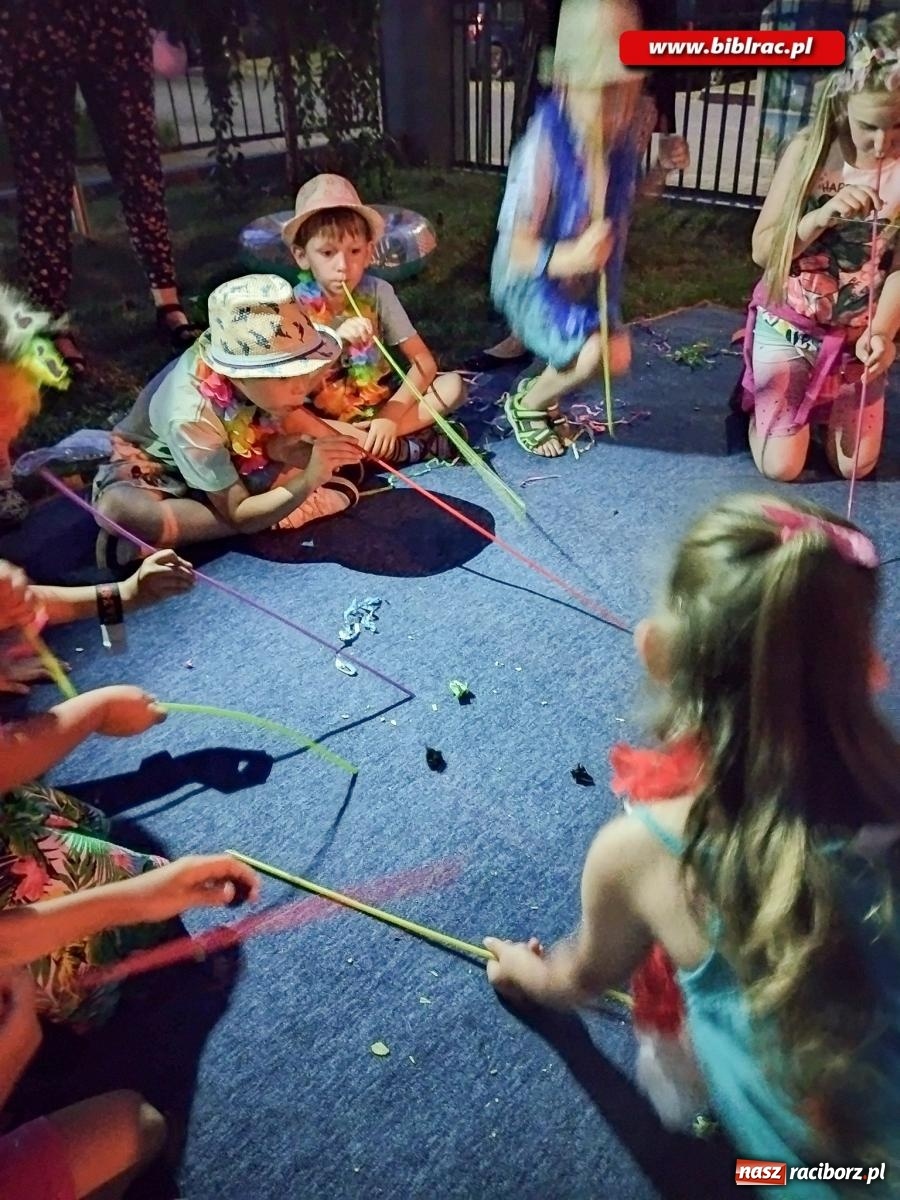 Zdjęcie w galerii na portalu naszraciborz.pl: Na początek wakacji… Hawaje w bibliotece! wiadomości z regionu
