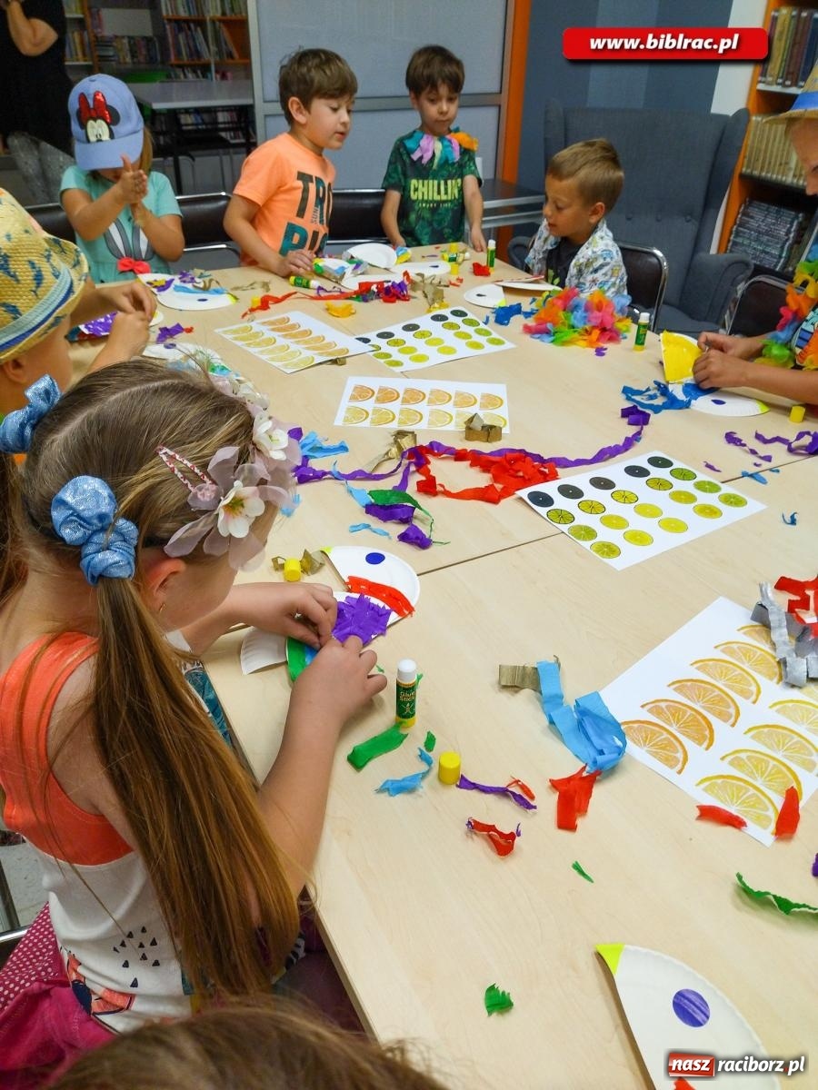 Zdjęcie w galerii na portalu naszraciborz.pl: Na początek wakacji… Hawaje w bibliotece! wiadomości z regionu