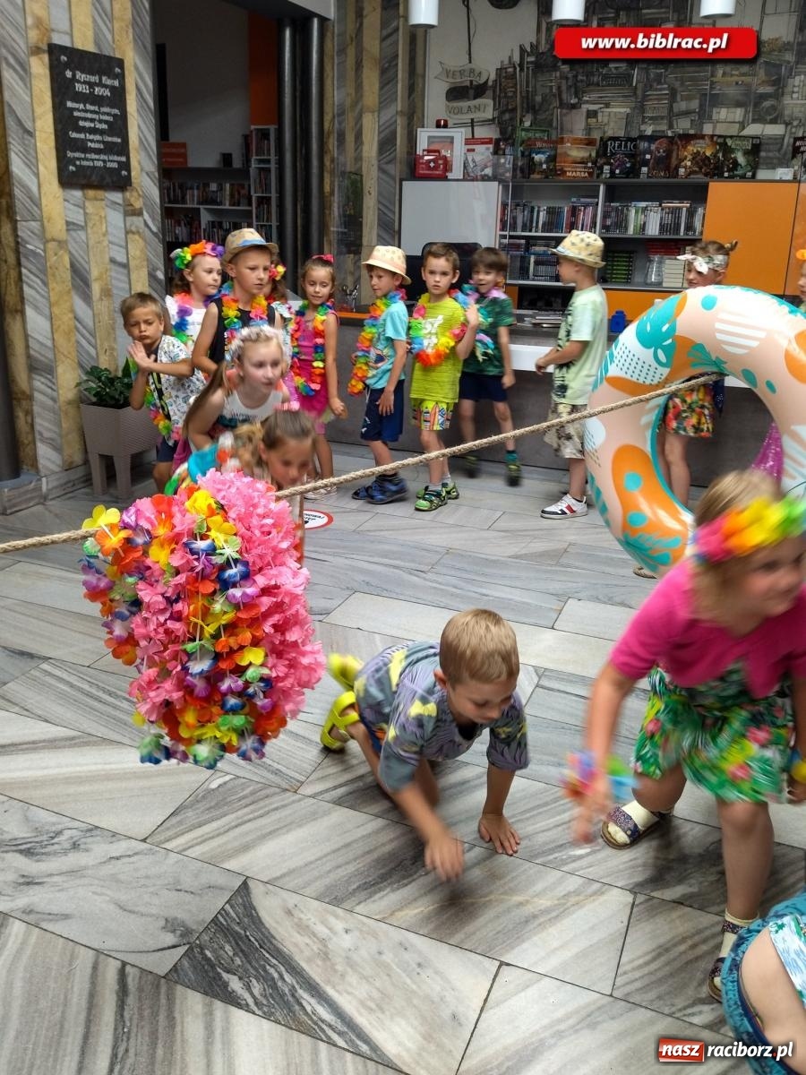 Zdjęcie w galerii na portalu naszraciborz.pl: Na początek wakacji… Hawaje w bibliotece! wiadomości z regionu
