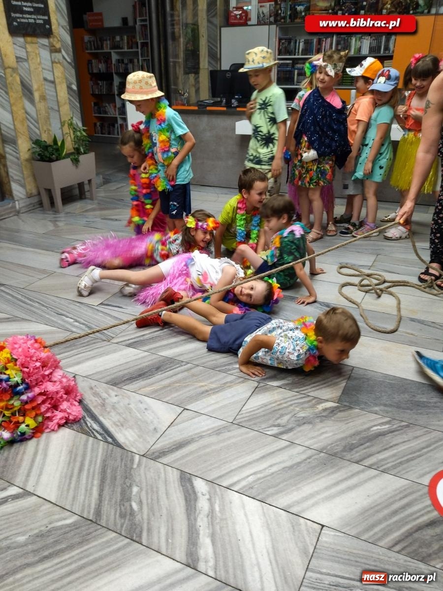 Zdjęcie w galerii na portalu naszraciborz.pl: Na początek wakacji… Hawaje w bibliotece! wiadomości z regionu