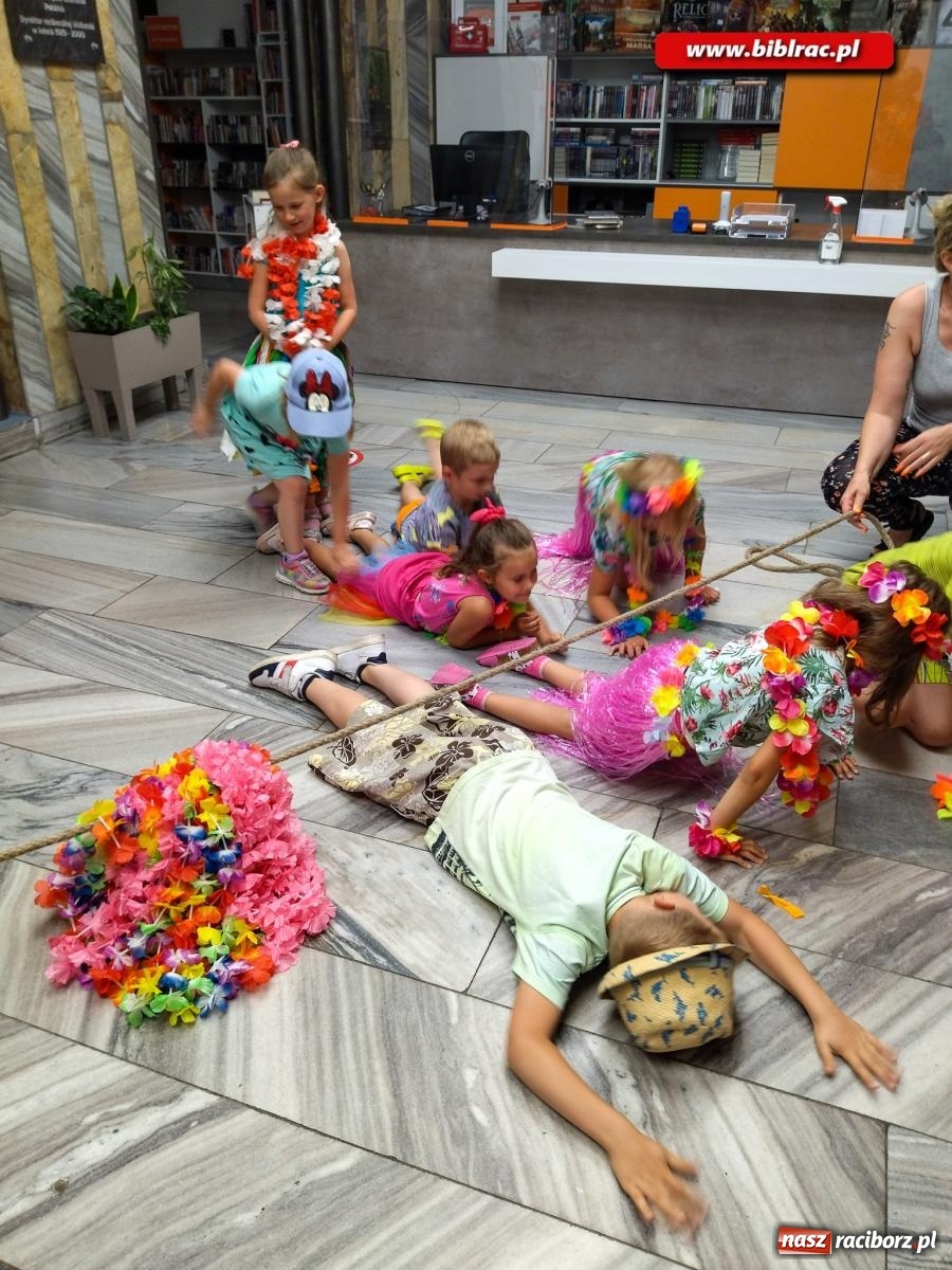 Zdjęcie w galerii na portalu naszraciborz.pl: Na początek wakacji… Hawaje w bibliotece! wiadomości z regionu