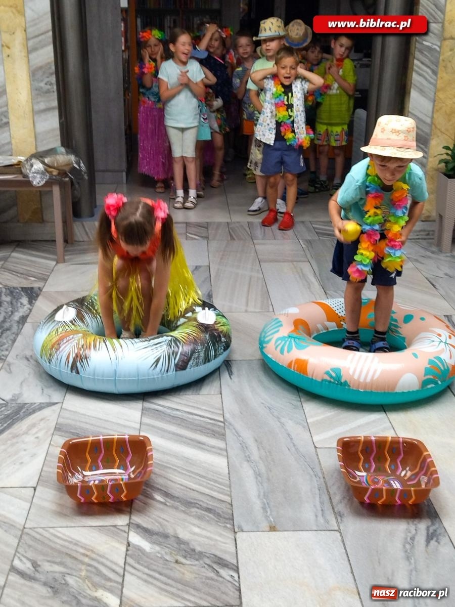 Zdjęcie w galerii na portalu naszraciborz.pl: Na początek wakacji… Hawaje w bibliotece! wiadomości z regionu