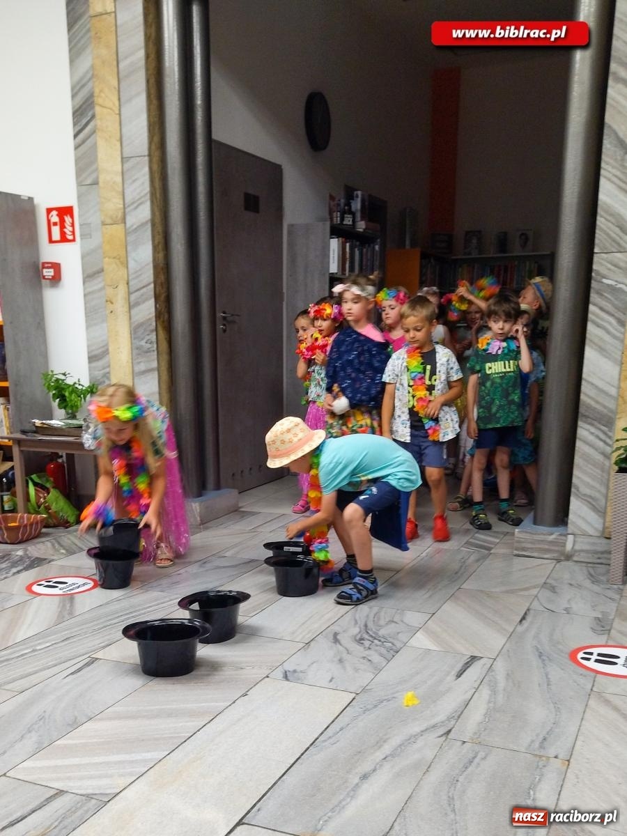 Zdjęcie w galerii na portalu naszraciborz.pl: Na początek wakacji… Hawaje w bibliotece! wiadomości z regionu