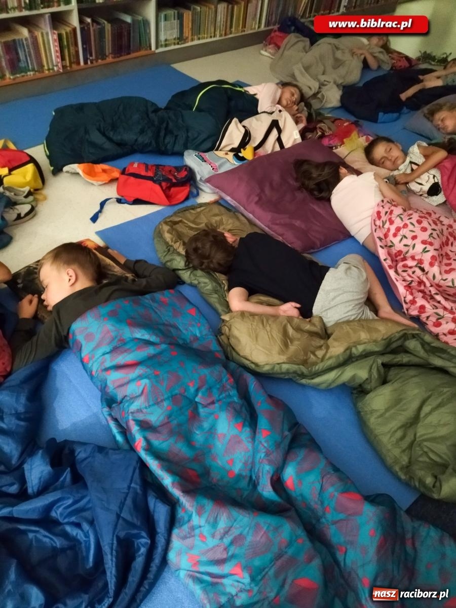 Zdjęcie w galerii na portalu naszraciborz.pl: Na początek wakacji… Hawaje w bibliotece! wiadomości z regionu