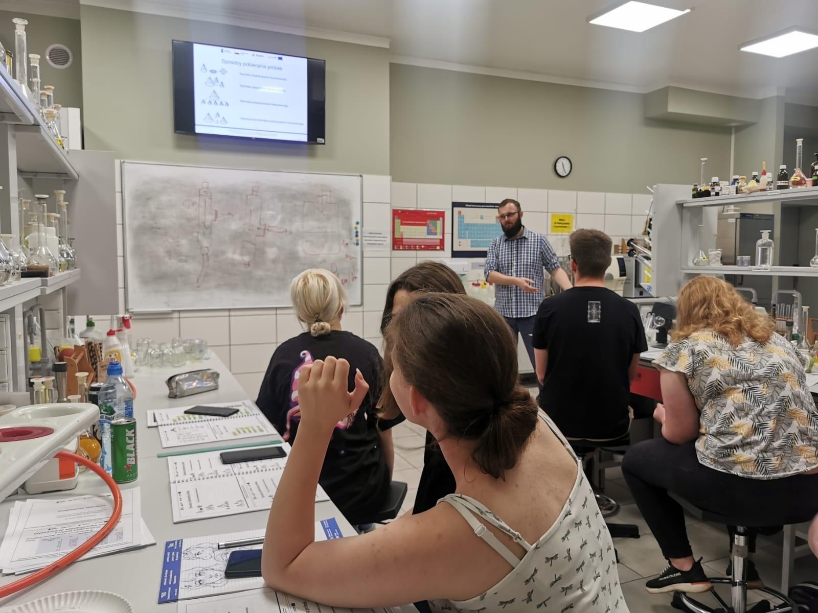 Zdjęcie w galerii na portalu naszraciborz.pl: Ekologia i mikrobiologia w CKZiU nr 1 Budowlanka - Gastronomik wiadomości z regionu