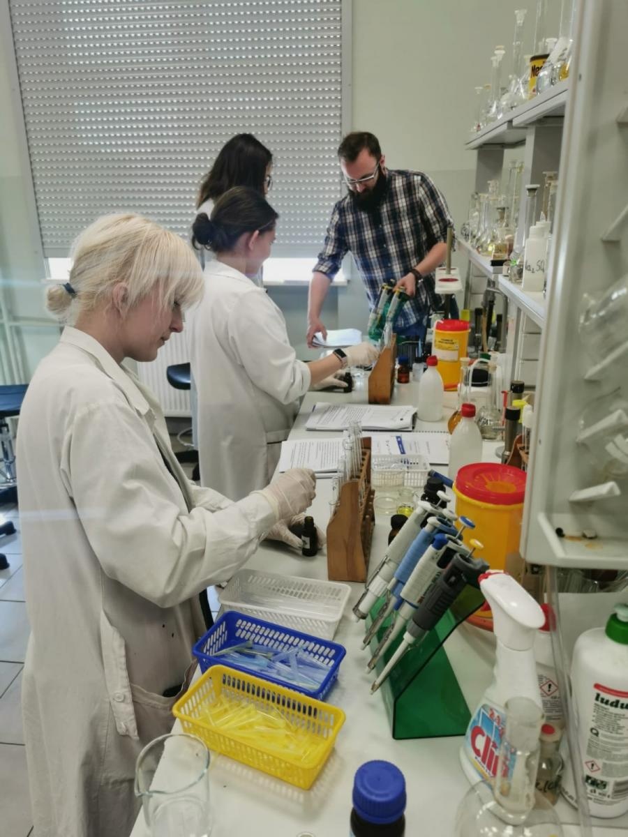 Zdjęcie w galerii na portalu naszraciborz.pl: Ekologia i mikrobiologia w CKZiU nr 1 Budowlanka - Gastronomik wiadomości z regionu