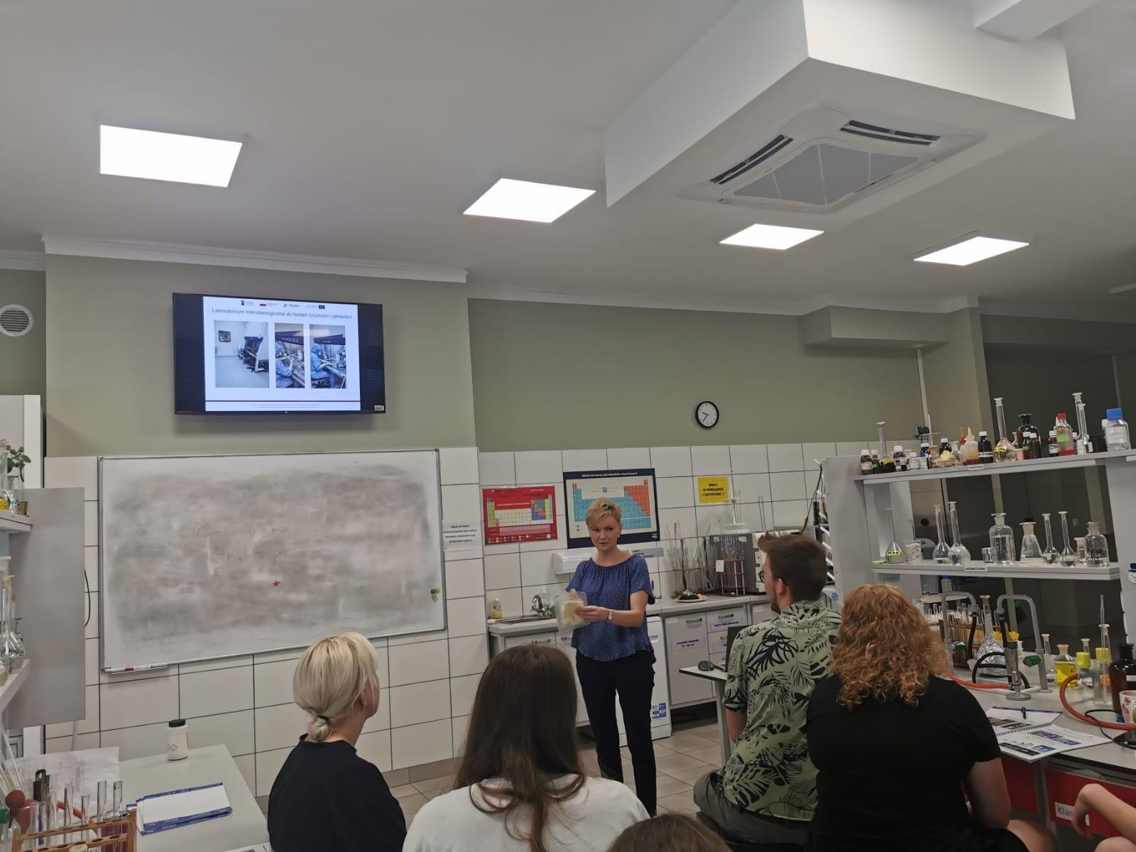 Zdjęcie w galerii na portalu naszraciborz.pl: Ekologia i mikrobiologia w CKZiU nr 1 Budowlanka - Gastronomik wiadomości z regionu