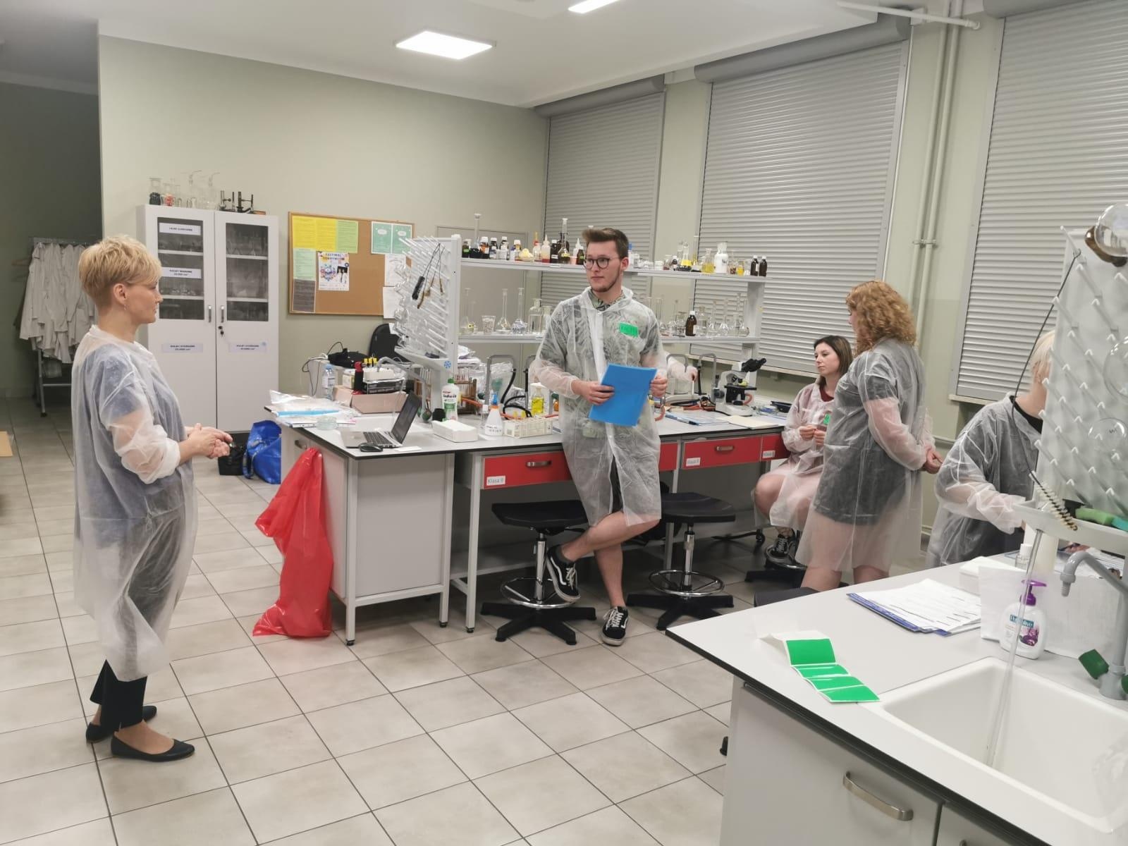 Zdjęcie w galerii na portalu naszraciborz.pl: Ekologia i mikrobiologia w CKZiU nr 1 Budowlanka - Gastronomik wiadomości z regionu