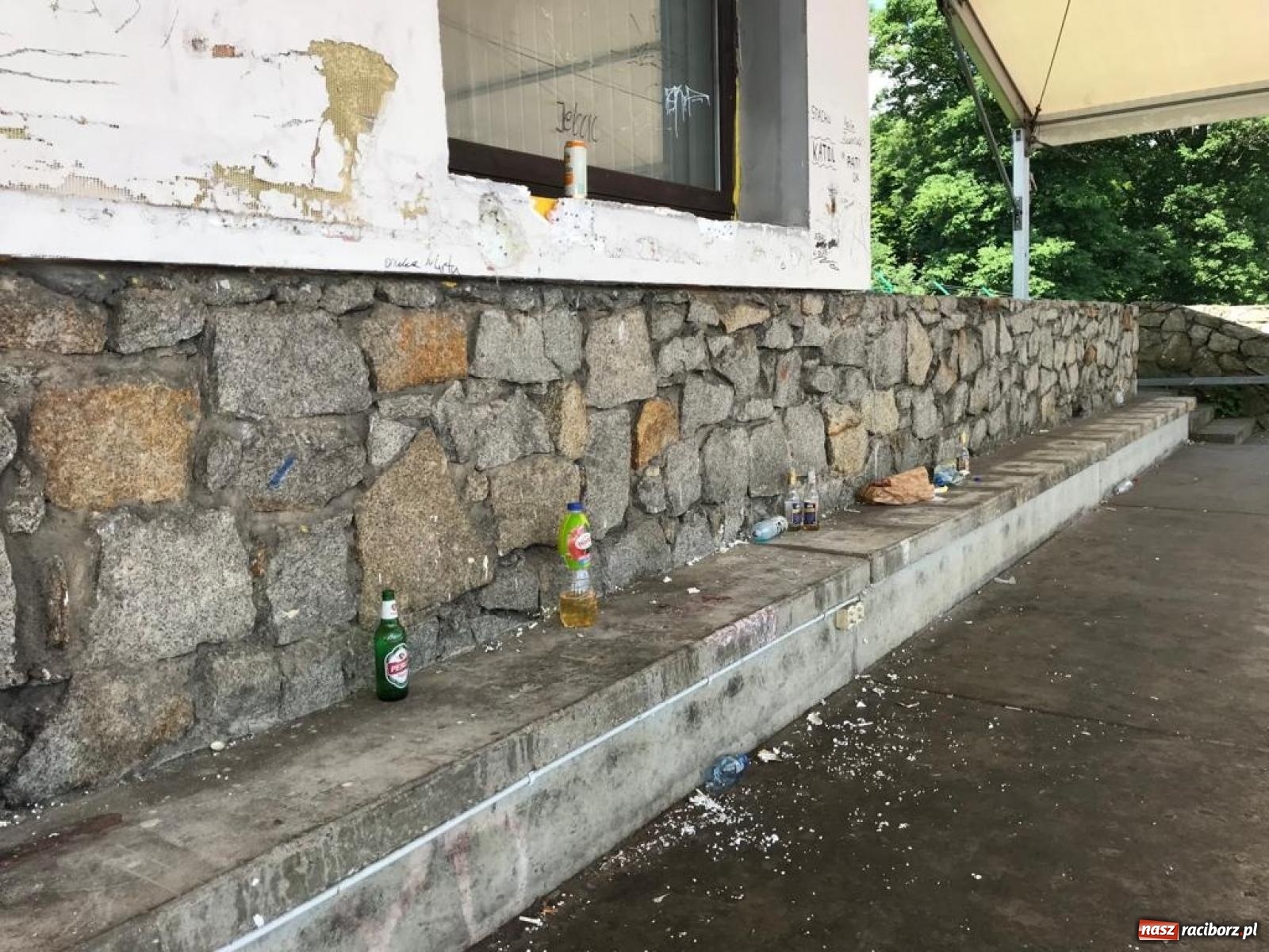 Zdjęcie w galerii na portalu naszraciborz.pl: Obiekt przy Zamkowej. Stadion, szalet czy śmietnik miejski? wiadomości z regionu