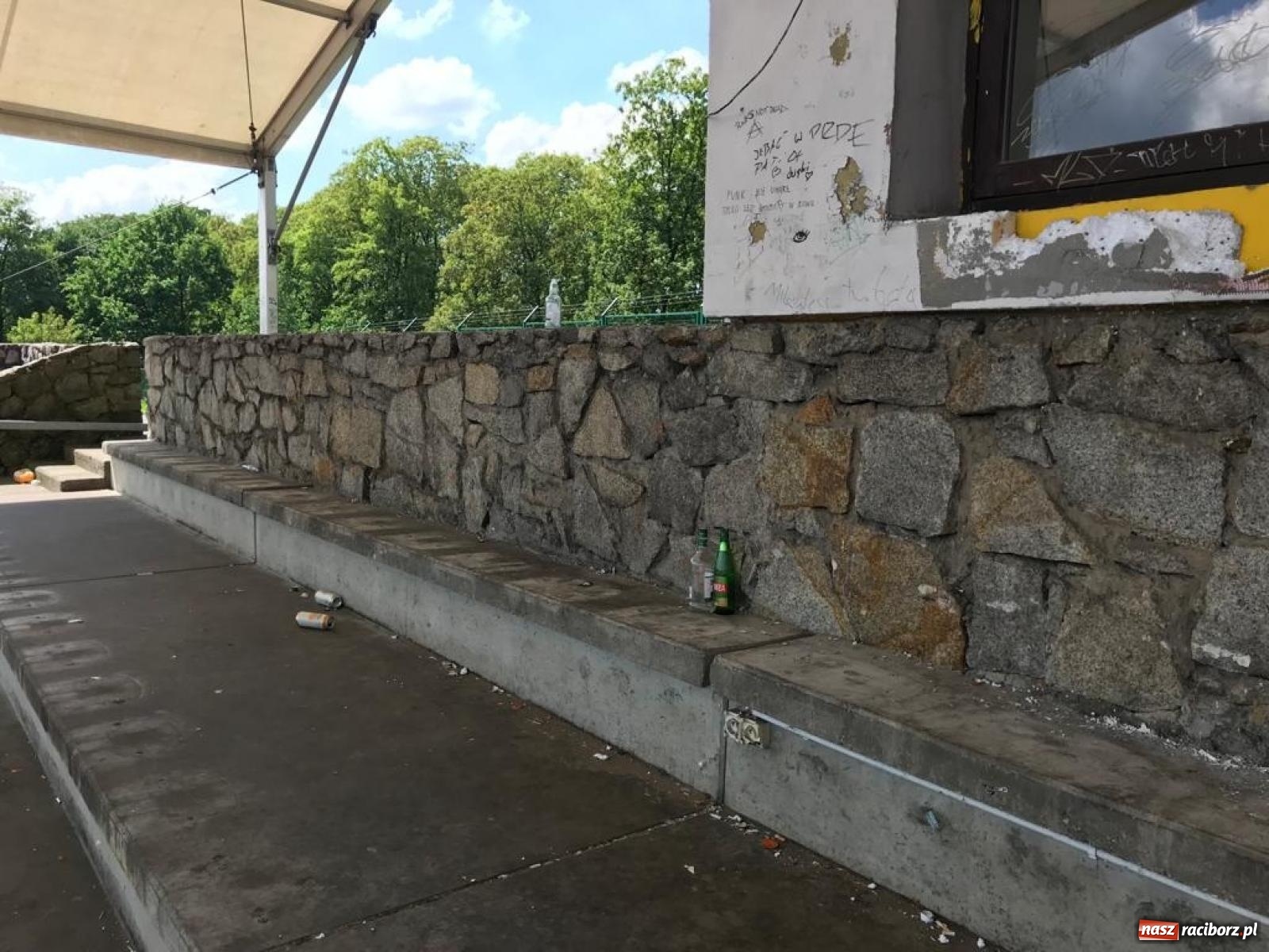 Zdjęcie w galerii na portalu naszraciborz.pl: Obiekt przy Zamkowej. Stadion, szalet czy śmietnik miejski? wiadomości z regionu