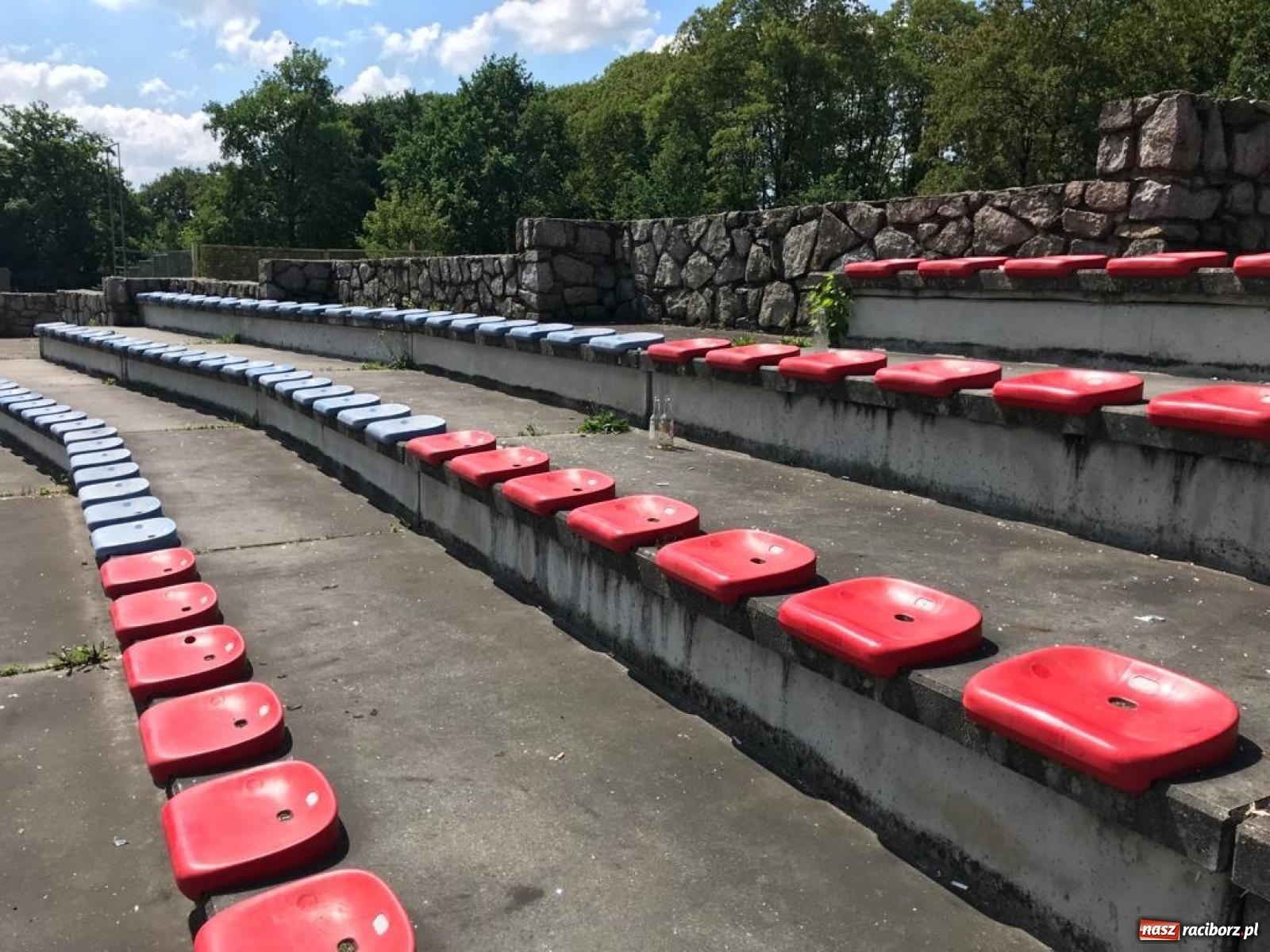 Zdjęcie w galerii na portalu naszraciborz.pl: Obiekt przy Zamkowej. Stadion, szalet czy śmietnik miejski? wiadomości z regionu