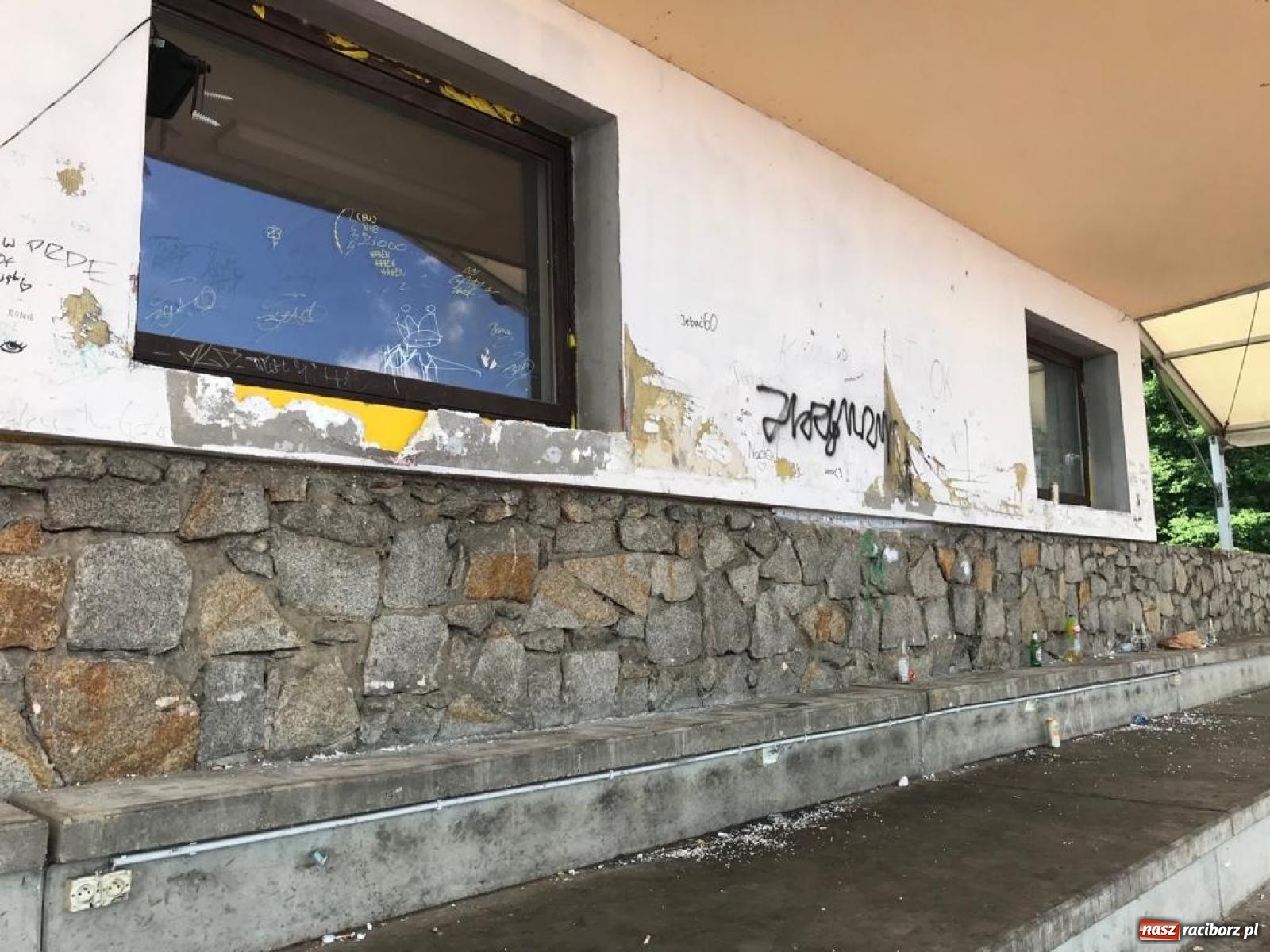 Zdjęcie w galerii na portalu naszraciborz.pl: Obiekt przy Zamkowej. Stadion, szalet czy śmietnik miejski? wiadomości z regionu