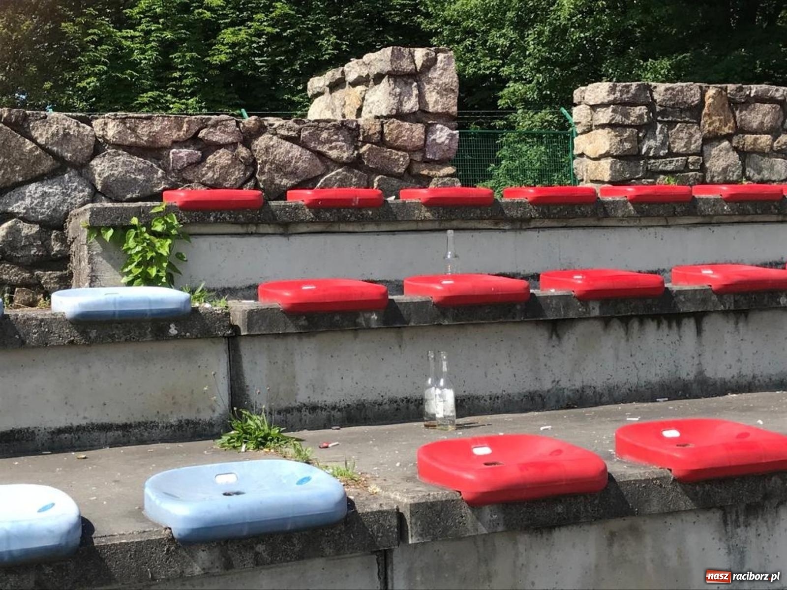 Zdjęcie w galerii na portalu naszraciborz.pl: Obiekt przy Zamkowej. Stadion, szalet czy śmietnik miejski? wiadomości z regionu