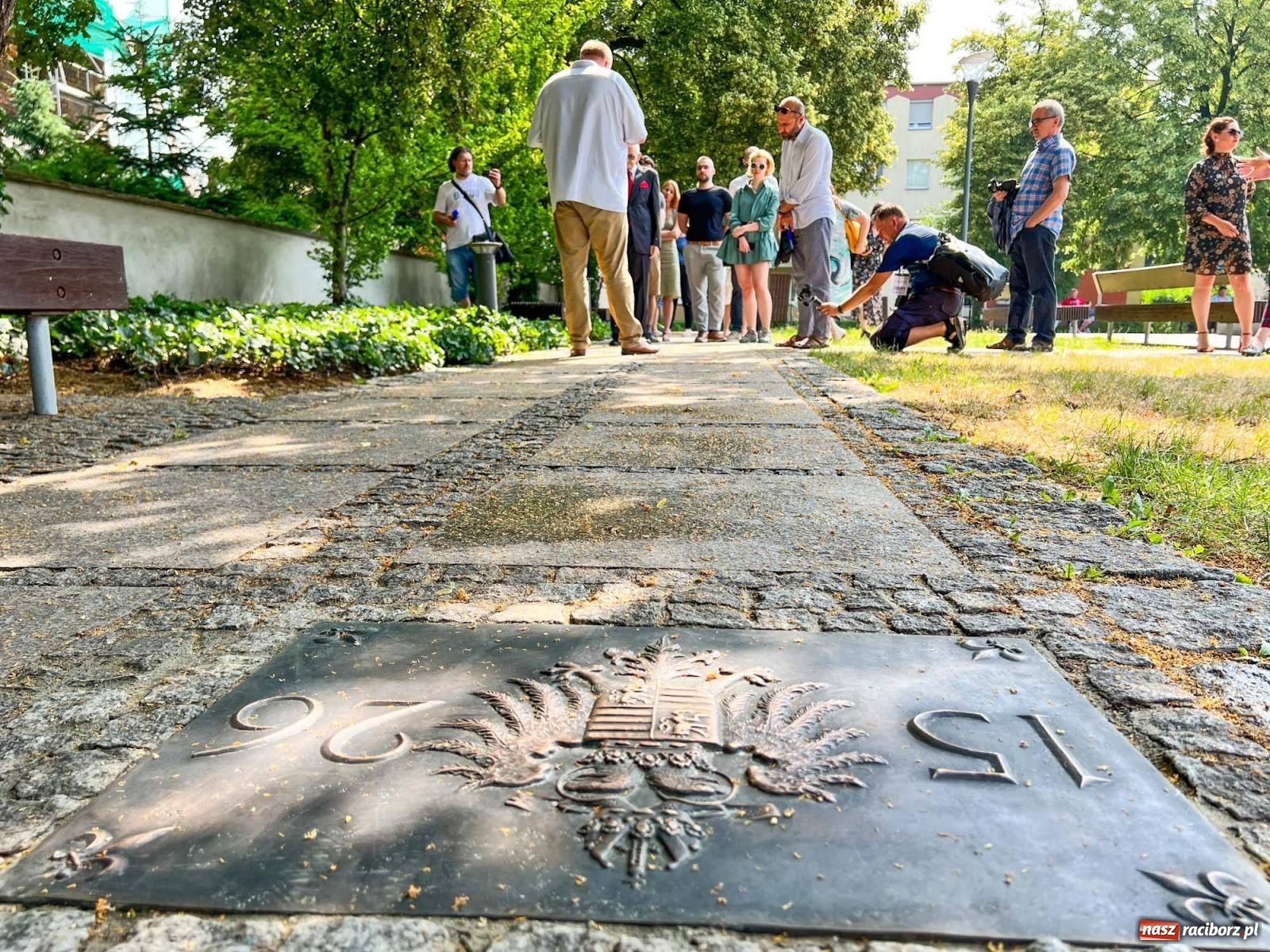 Zdjęcie w galerii na portalu naszraciborz.pl: Oficjalnie otwarto chodnik dziejów Raciborza [KRÓTKI SPACER WIDEO] wiadomości z regionu