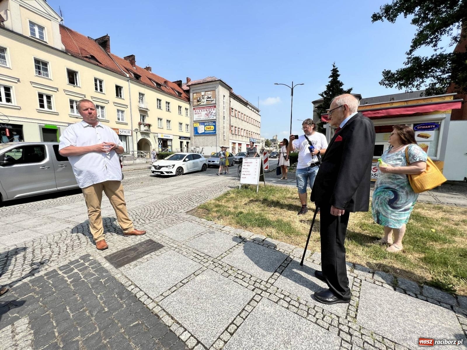Zdjęcie w galerii na portalu naszraciborz.pl: Oficjalnie otwarto chodnik dziejów Raciborza [KRÓTKI SPACER WIDEO] wiadomości z regionu