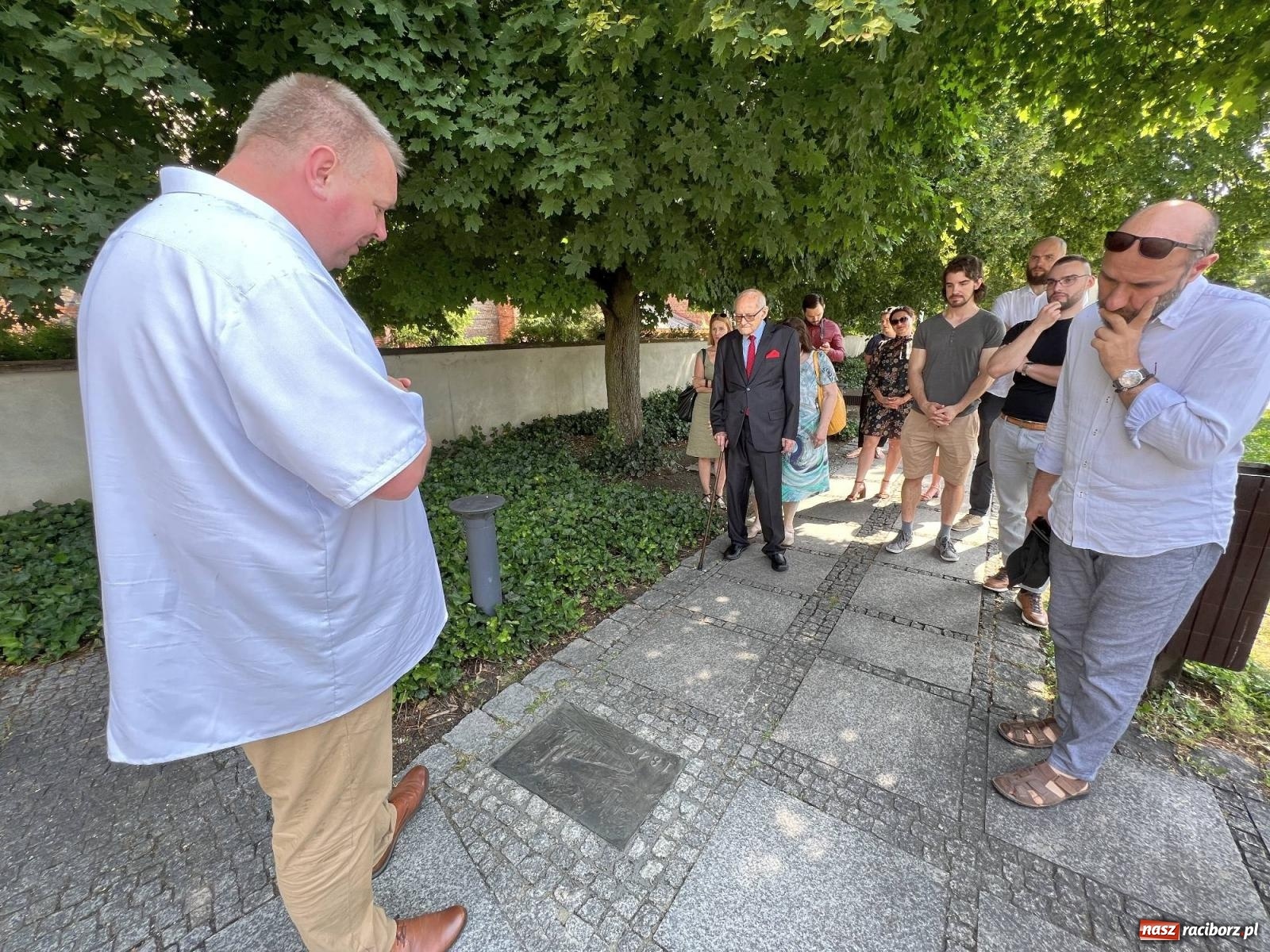 Zdjęcie w galerii na portalu naszraciborz.pl: Oficjalnie otwarto chodnik dziejów Raciborza [KRÓTKI SPACER WIDEO] wiadomości z regionu