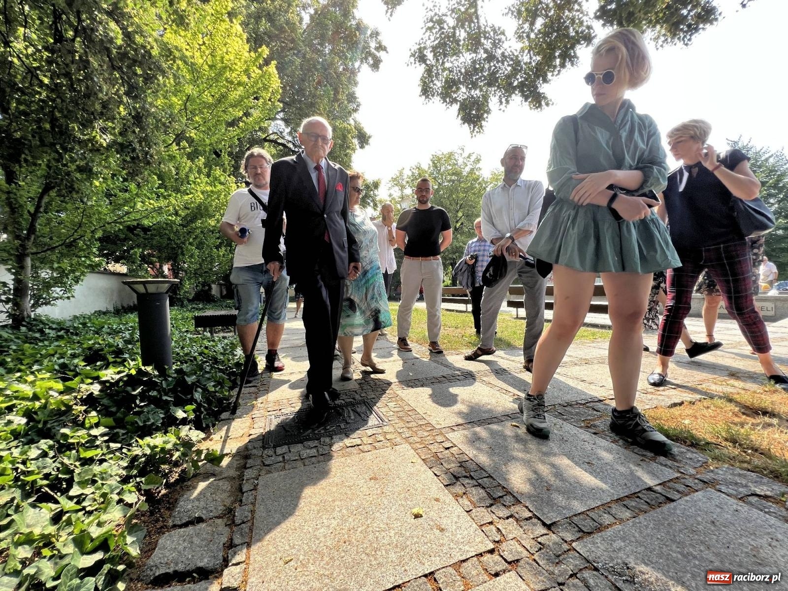 Zdjęcie w galerii na portalu naszraciborz.pl: Oficjalnie otwarto chodnik dziejów Raciborza [KRÓTKI SPACER WIDEO] wiadomości z regionu