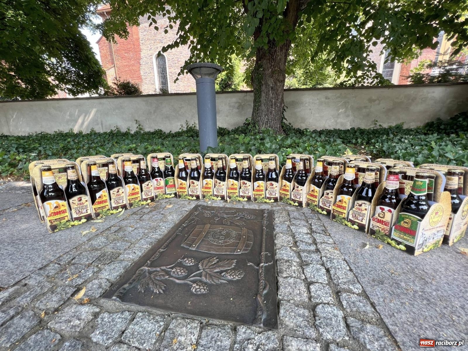 Zdjęcie w galerii na portalu naszraciborz.pl: Oficjalnie otwarto chodnik dziejów Raciborza [KRÓTKI SPACER WIDEO] wiadomości z regionu