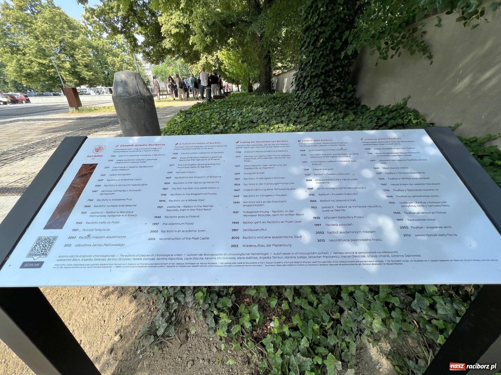 Zdjęcie w galerii na portalu naszraciborz.pl: Oficjalnie otwarto chodnik dziejów Raciborza [KRÓTKI SPACER WIDEO] wiadomości z regionu