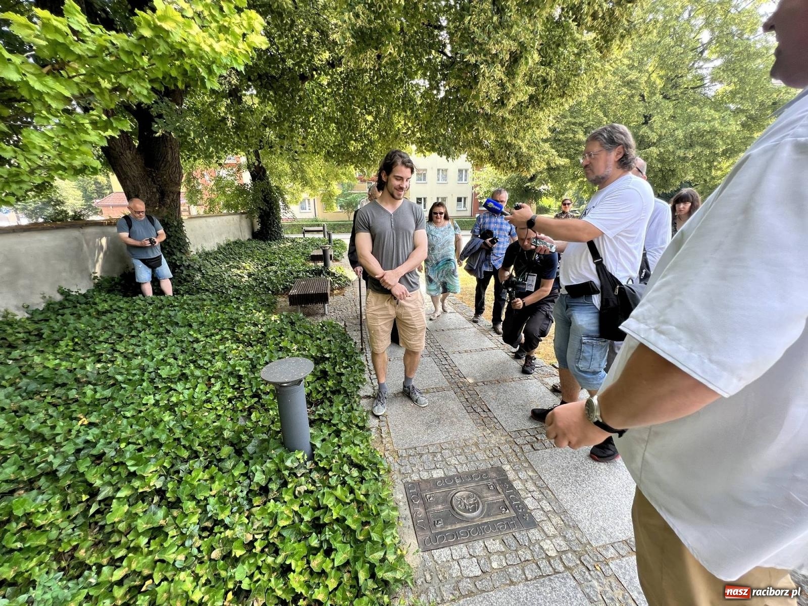Zdjęcie w galerii na portalu naszraciborz.pl: Oficjalnie otwarto chodnik dziejów Raciborza [KRÓTKI SPACER WIDEO] wiadomości z regionu