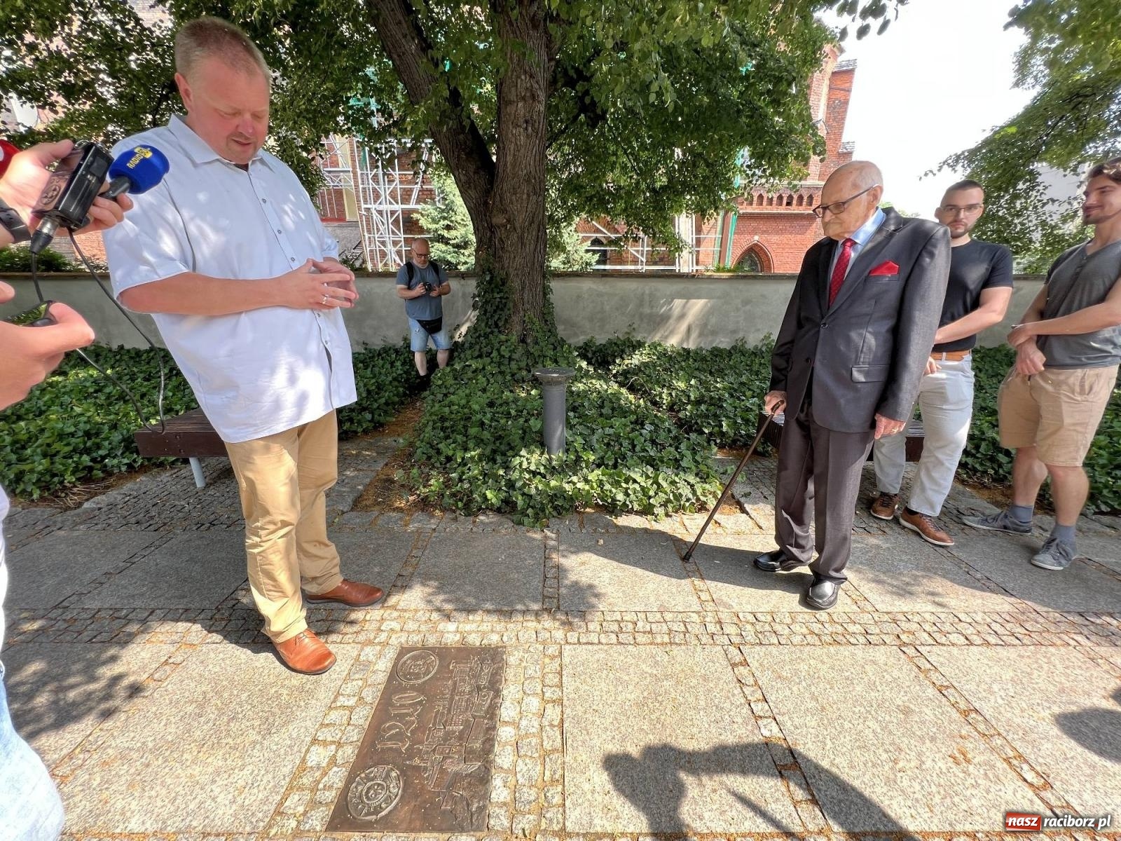 Zdjęcie w galerii na portalu naszraciborz.pl: Oficjalnie otwarto chodnik dziejów Raciborza [KRÓTKI SPACER WIDEO] wiadomości z regionu