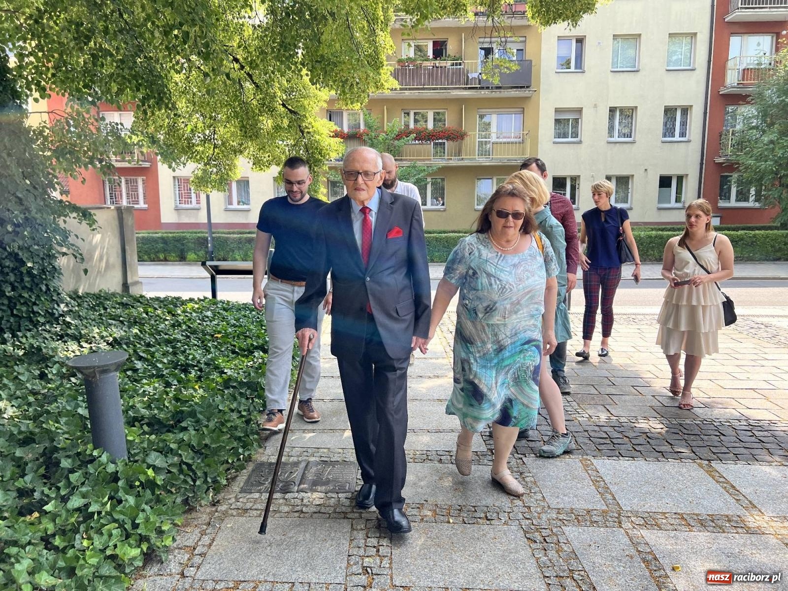 Zdjęcie w galerii na portalu naszraciborz.pl: Oficjalnie otwarto chodnik dziejów Raciborza [KRÓTKI SPACER WIDEO] wiadomości z regionu