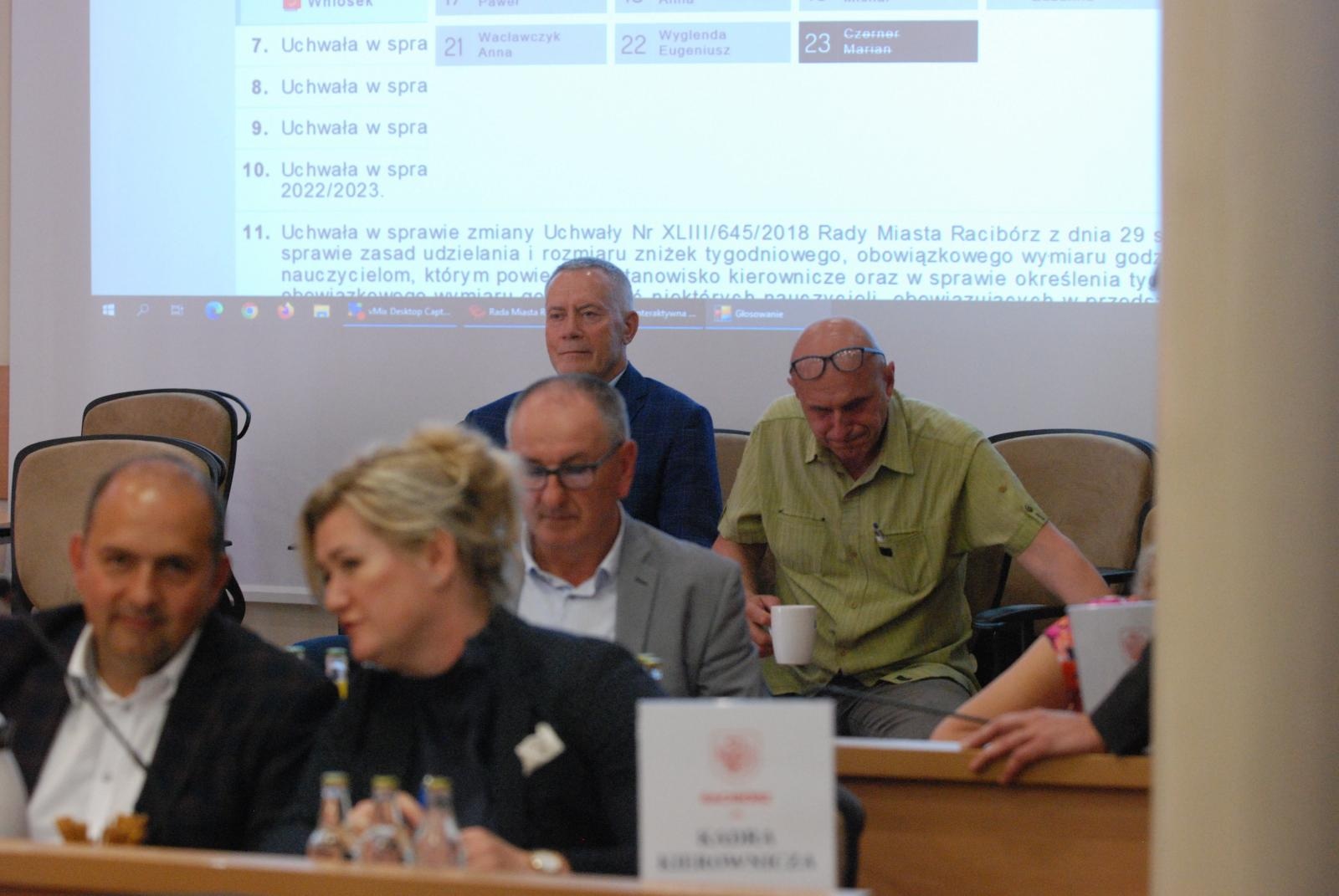 Zdjęcie w galerii na portalu naszraciborz.pl: Tadeusz Wojnar wrócił na salę obrad Rady Miasta. Ujawnia kolejny plan wyborczy wiadomości z regionu