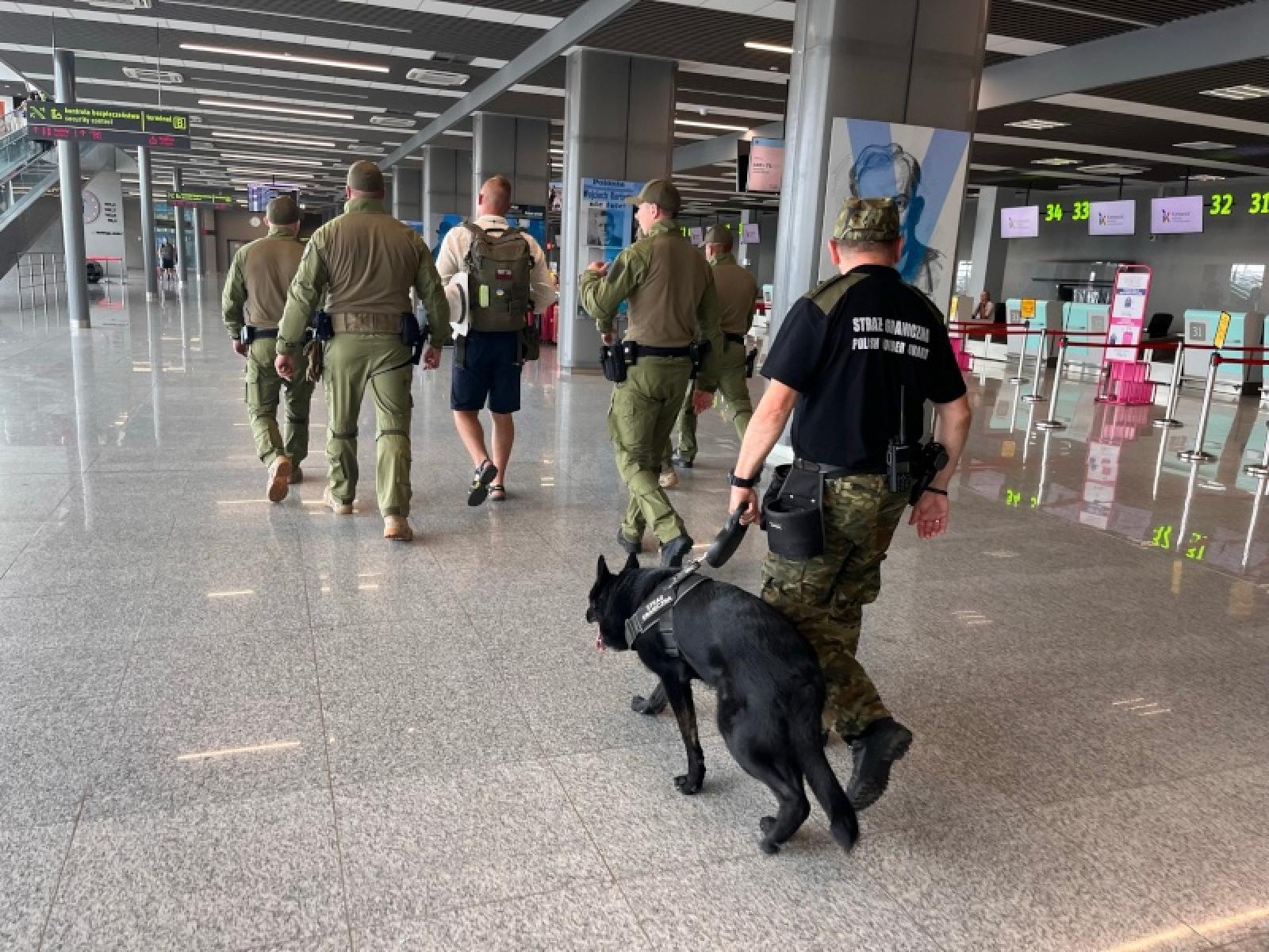 Zdjęcie w galerii na portalu naszraciborz.pl: Lecisz na wakacje? Nie żartuj w ten sposób! wiadomości z regionu