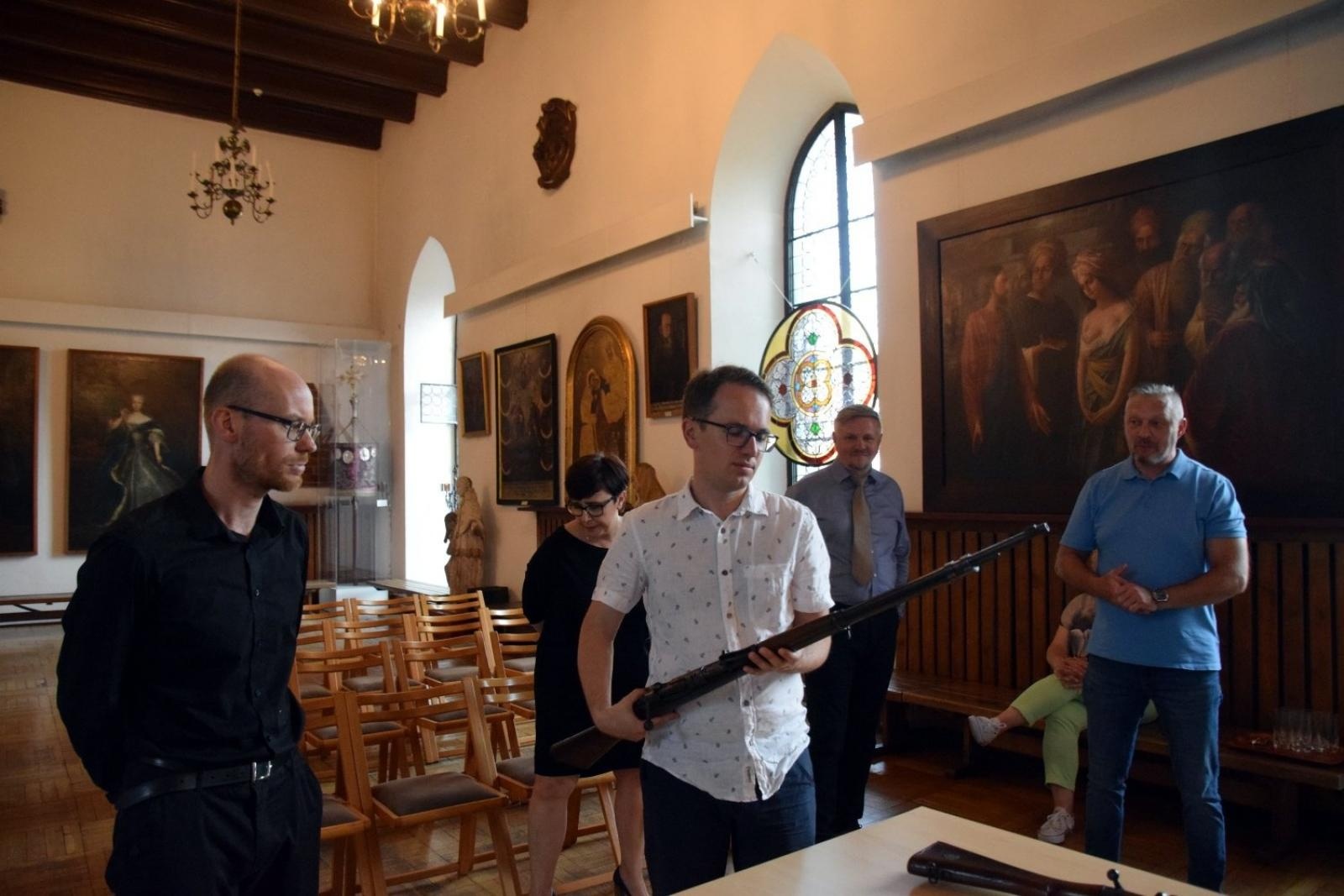 Zdjęcie w galerii na portalu naszraciborz.pl: Muzeum pochwaliło się bronią z kolekcji militariów wiadomości z regionu
