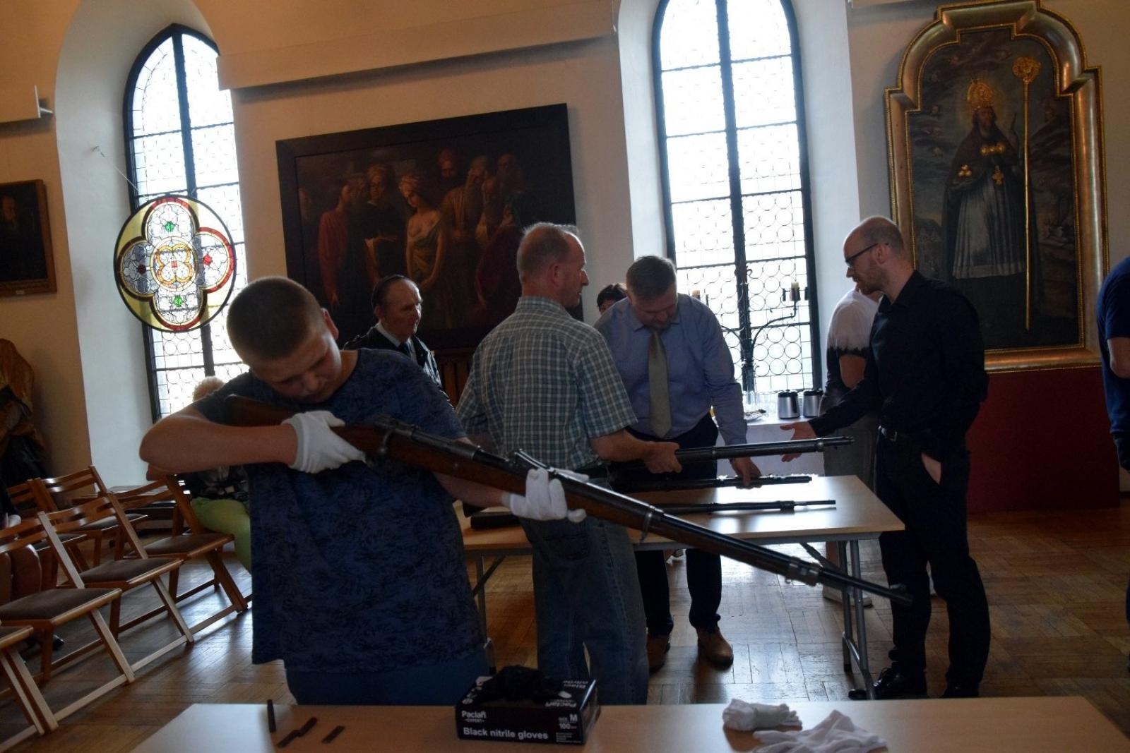Zdjęcie w galerii na portalu naszraciborz.pl: Muzeum pochwaliło się bronią z kolekcji militariów wiadomości z regionu