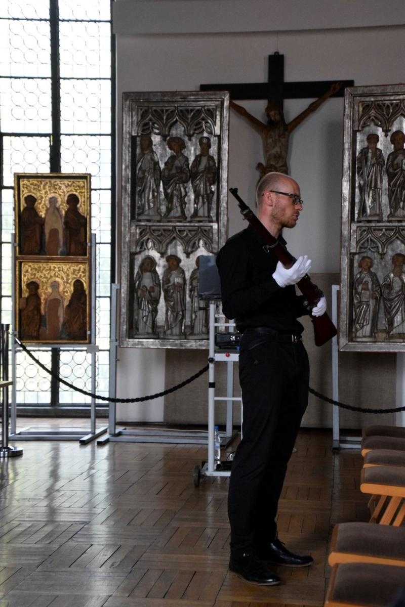 Zdjęcie w galerii na portalu naszraciborz.pl: Muzeum pochwaliło się bronią z kolekcji militariów wiadomości z regionu