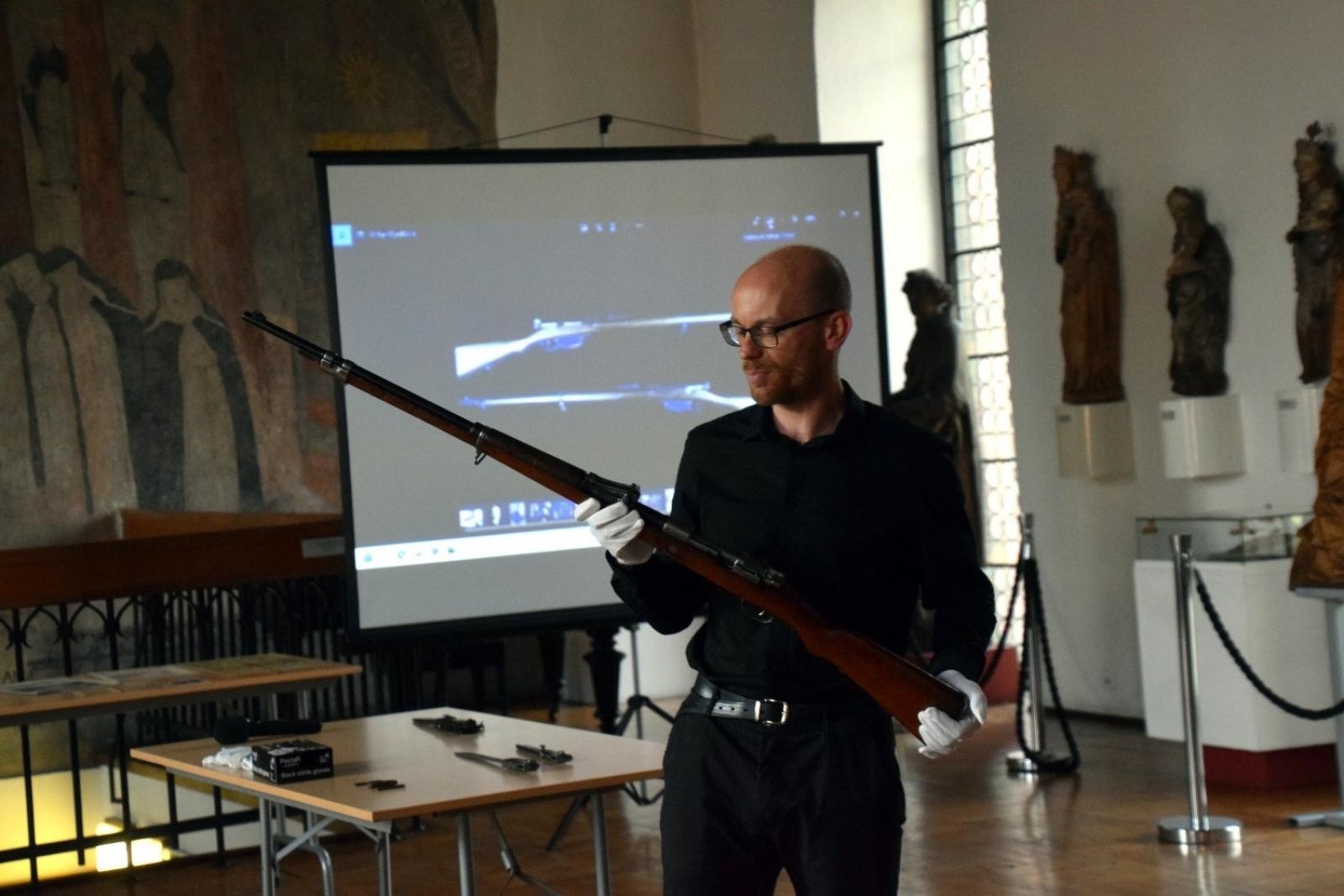 Zdjęcie w galerii na portalu naszraciborz.pl: Muzeum pochwaliło się bronią z kolekcji militariów wiadomości z regionu