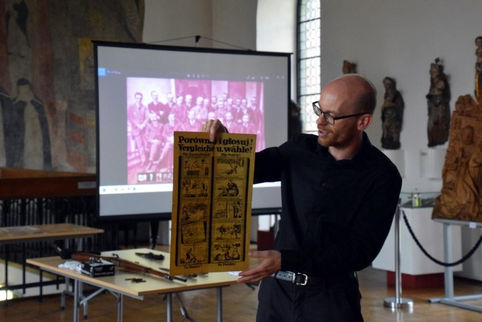 Zdjęcie w galerii na portalu naszraciborz.pl: Muzeum pochwaliło się bronią z kolekcji militariów wiadomości z regionu