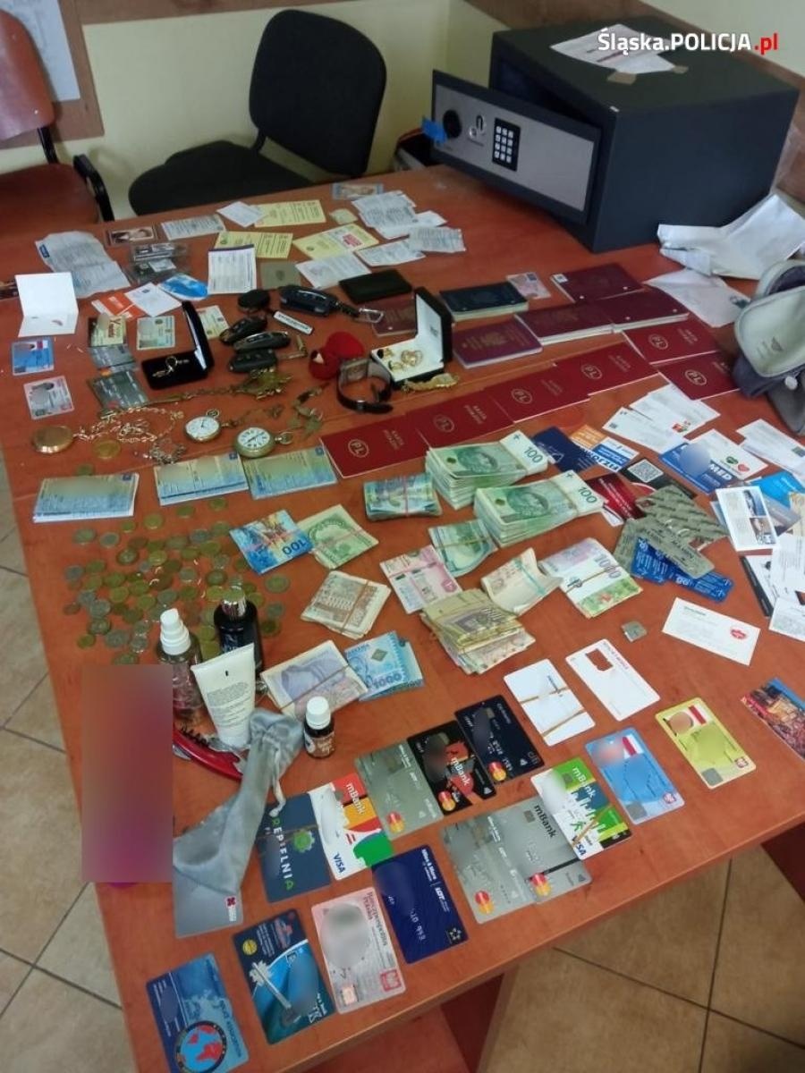 Zdjęcie w galerii na portalu naszraciborz.pl: Kolejne zatrzymania w śledztwie dotyczącym urządzenia nielegalnych gier hazardowych wiadomości z regionu