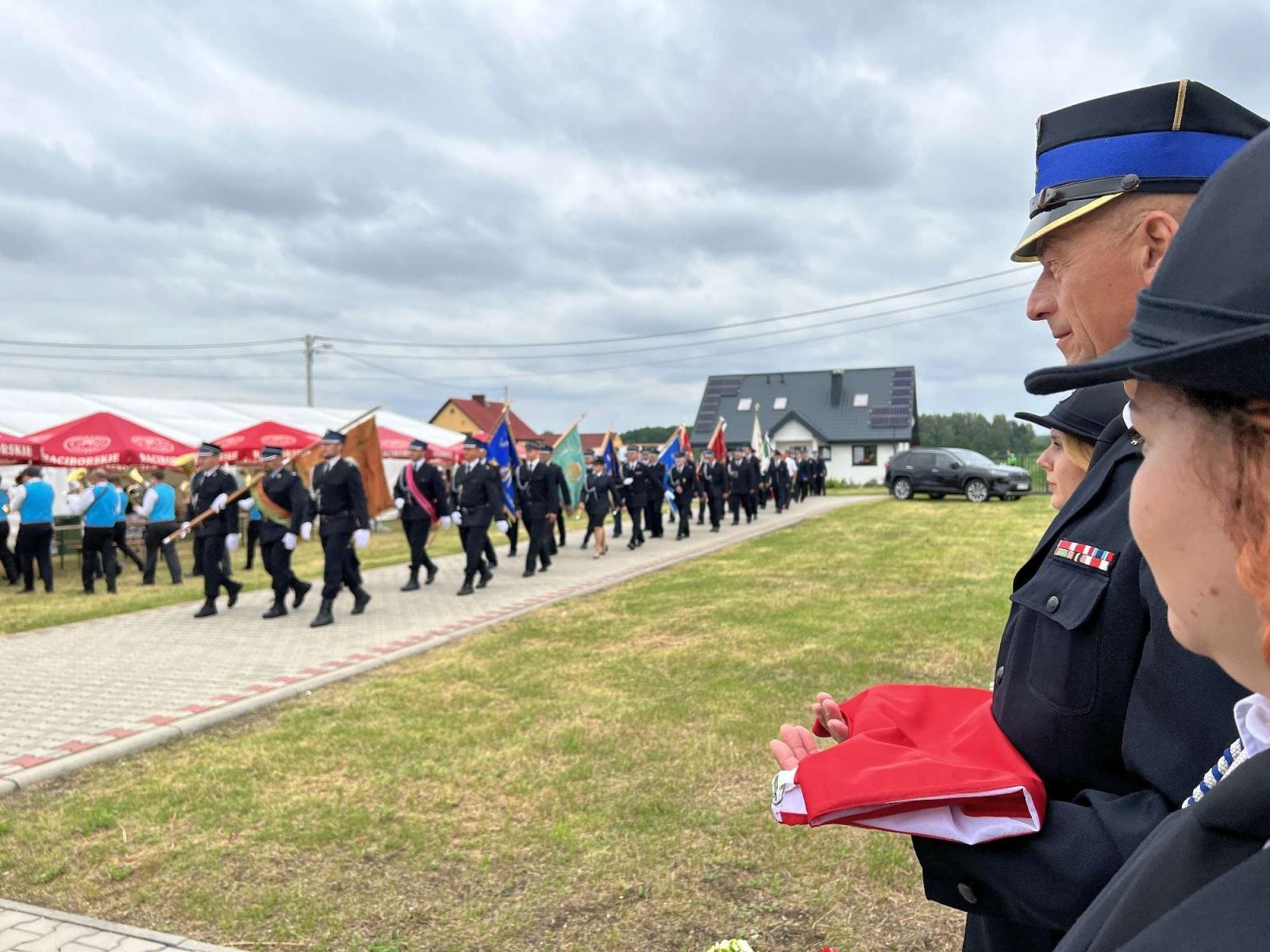 Zdjęcie w galerii na portalu naszraciborz.pl: Strażacy z Babic na 120-lecie jednostki dostali nowy sztandar [FOTO i WIDEO] wiadomości z regionu