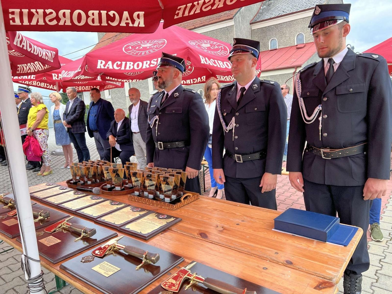 Zdjęcie w galerii na portalu naszraciborz.pl: Strażacy z Babic na 120-lecie jednostki dostali nowy sztandar [FOTO i WIDEO] wiadomości z regionu