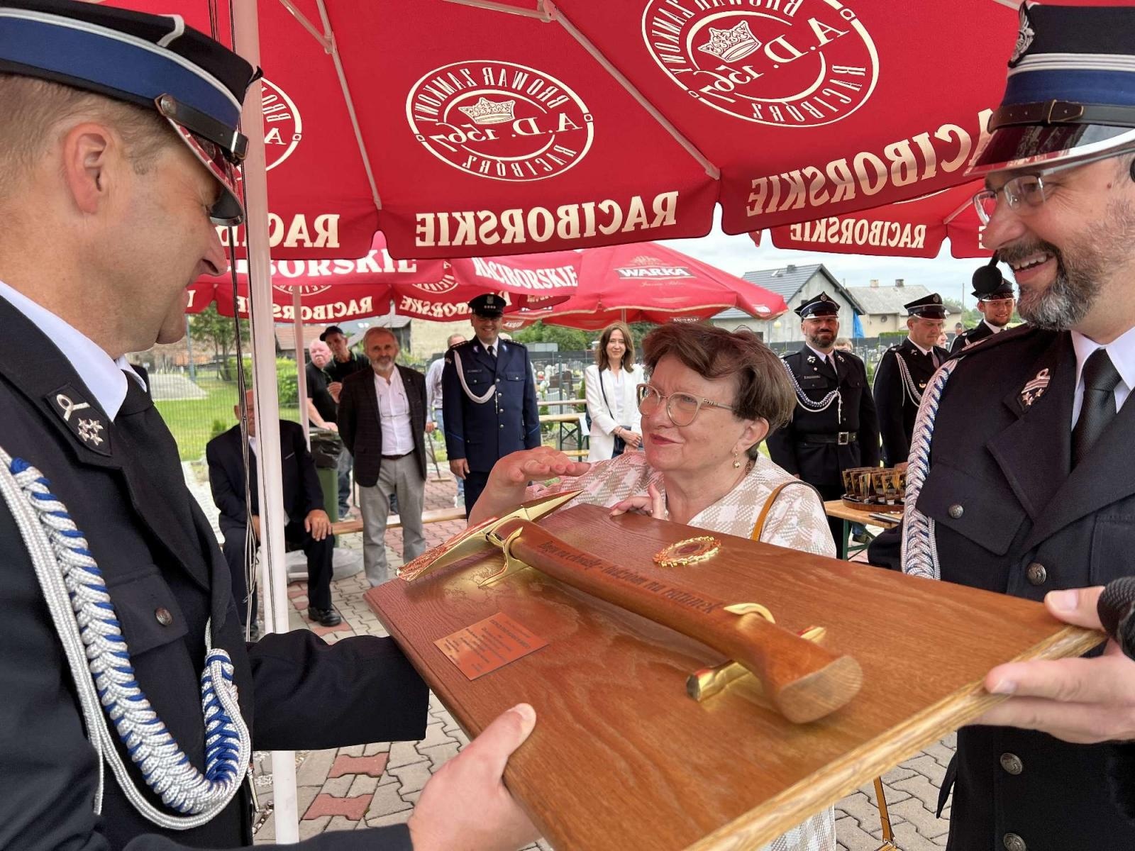 Zdjęcie w galerii na portalu naszraciborz.pl: Strażacy z Babic na 120-lecie jednostki dostali nowy sztandar [FOTO i WIDEO] wiadomości z regionu