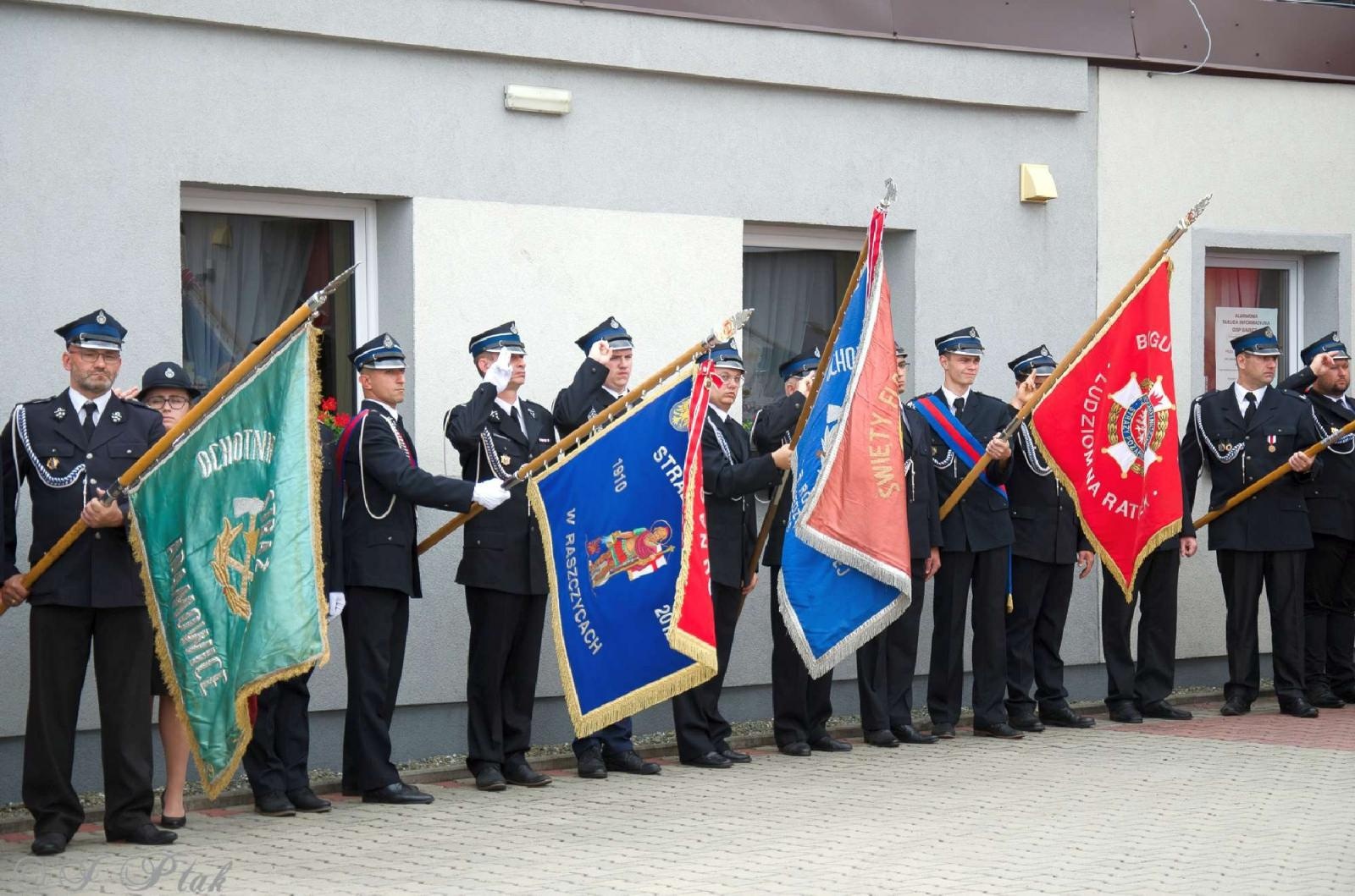 Zdjęcie w galerii na portalu naszraciborz.pl: Strażacy z Babic na 120-lecie jednostki dostali nowy sztandar [FOTO i WIDEO] wiadomości z regionu