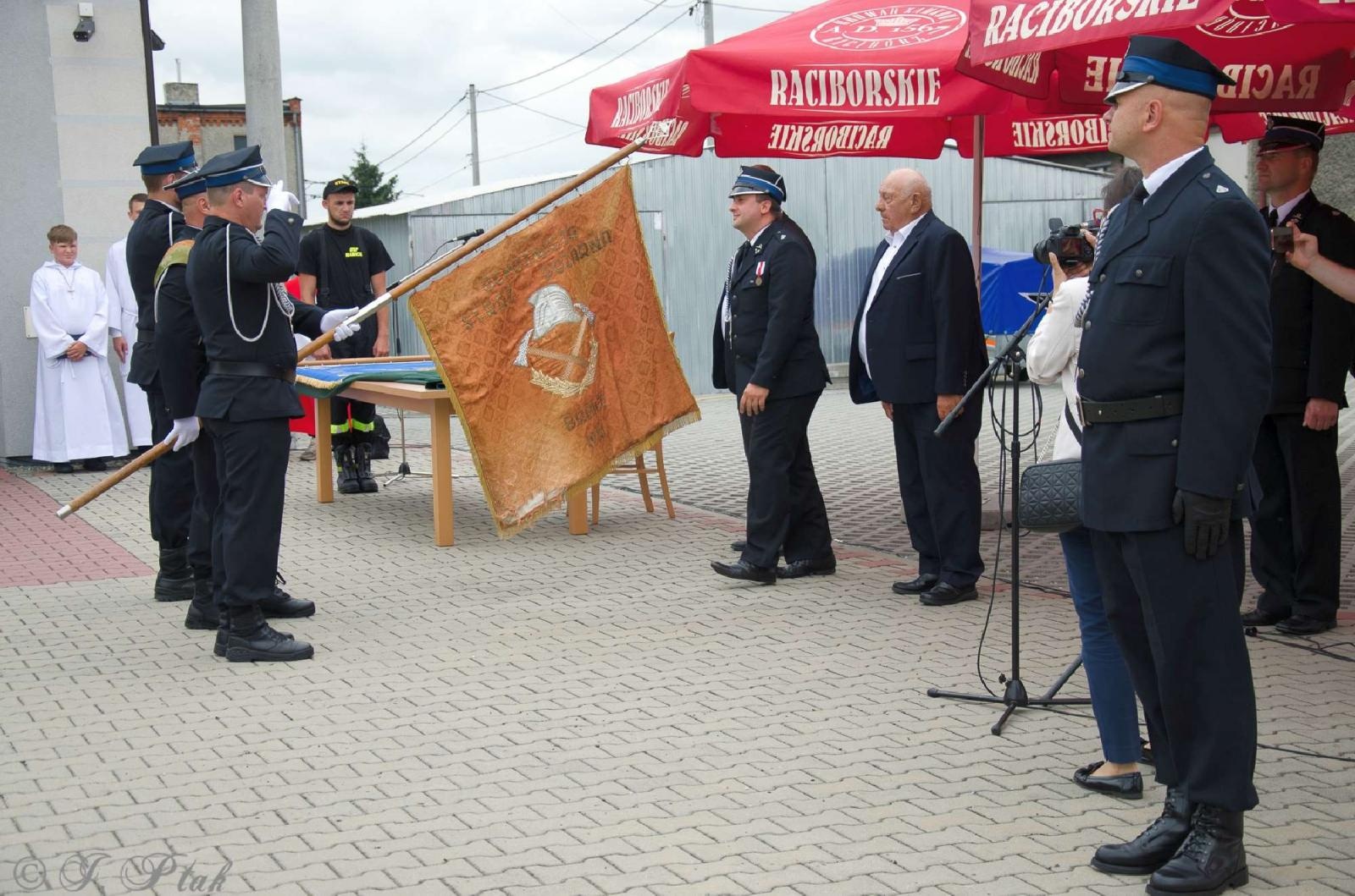 Zdjęcie w galerii na portalu naszraciborz.pl: Strażacy z Babic na 120-lecie jednostki dostali nowy sztandar [FOTO i WIDEO] wiadomości z regionu