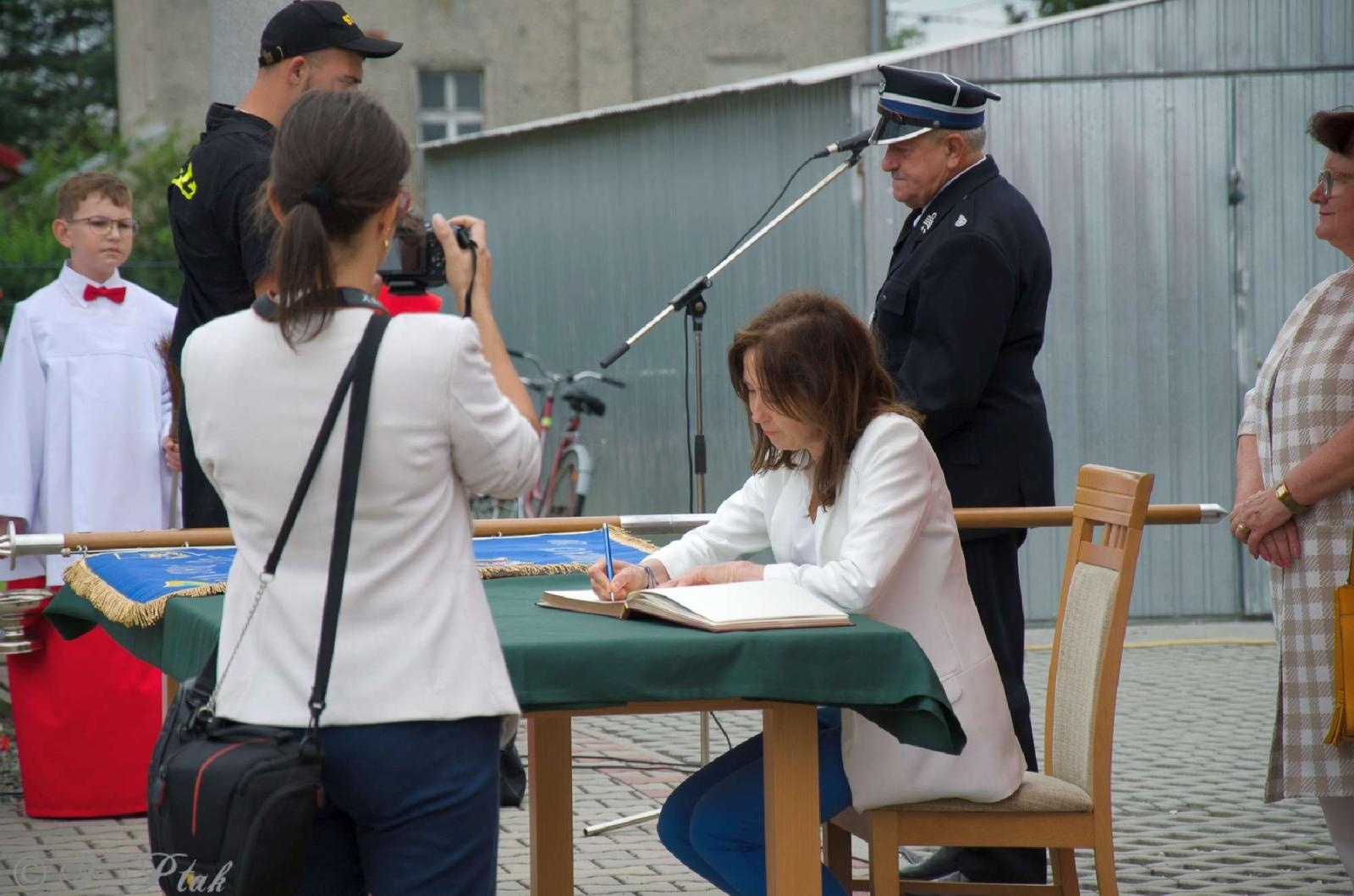 Zdjęcie w galerii na portalu naszraciborz.pl: Strażacy z Babic na 120-lecie jednostki dostali nowy sztandar [FOTO i WIDEO] wiadomości z regionu