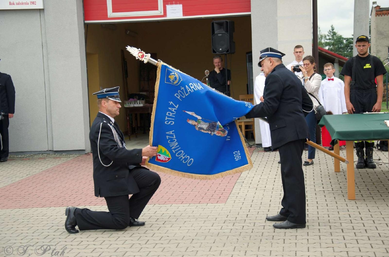 Zdjęcie w galerii na portalu naszraciborz.pl: Strażacy z Babic na 120-lecie jednostki dostali nowy sztandar [FOTO i WIDEO] wiadomości z regionu