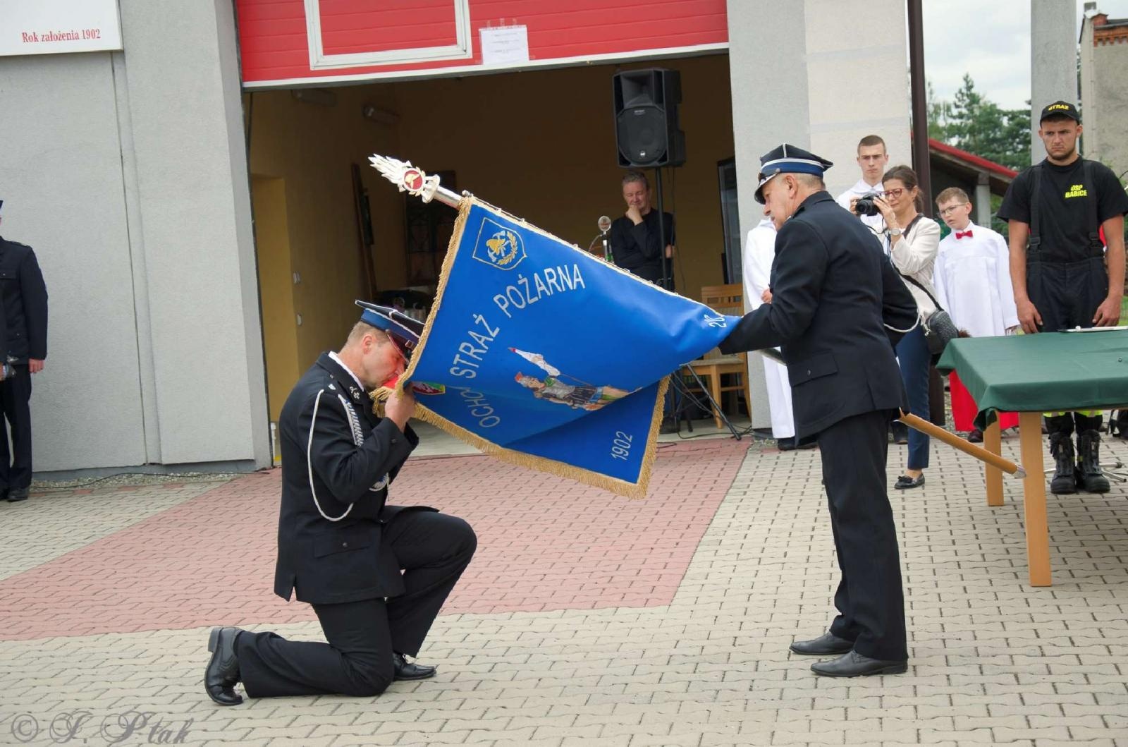 Zdjęcie w galerii na portalu naszraciborz.pl: Strażacy z Babic na 120-lecie jednostki dostali nowy sztandar [FOTO i WIDEO] wiadomości z regionu