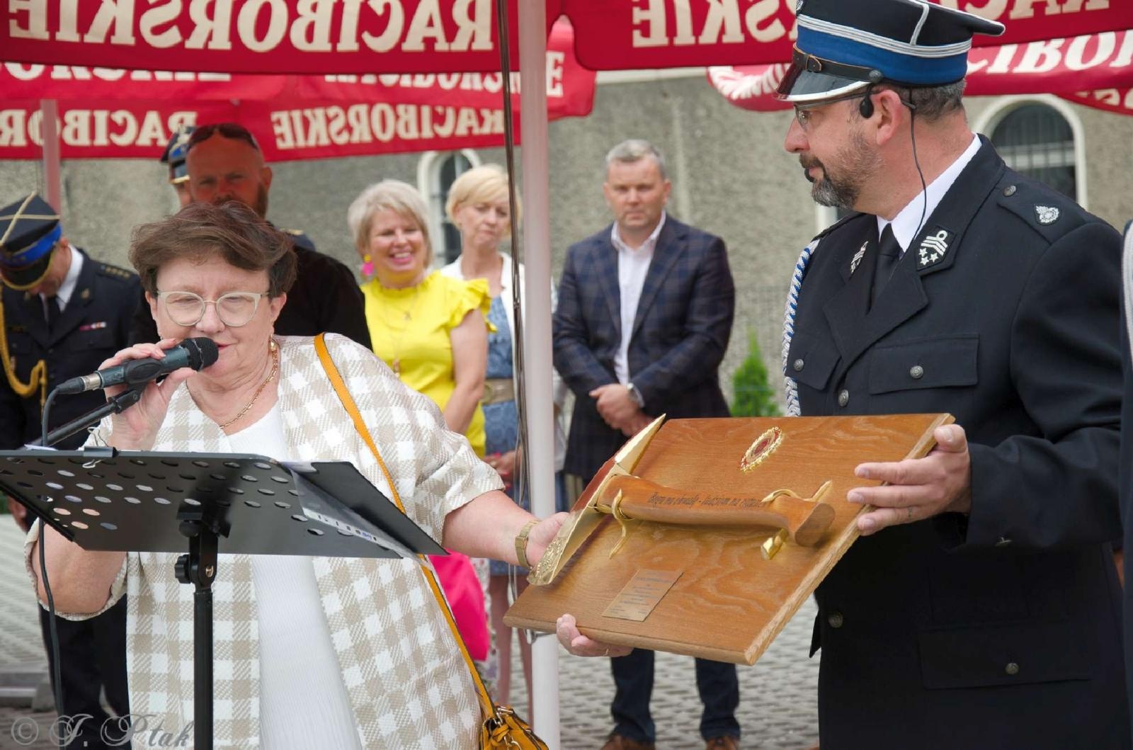Zdjęcie w galerii na portalu naszraciborz.pl: Strażacy z Babic na 120-lecie jednostki dostali nowy sztandar [FOTO i WIDEO] wiadomości z regionu